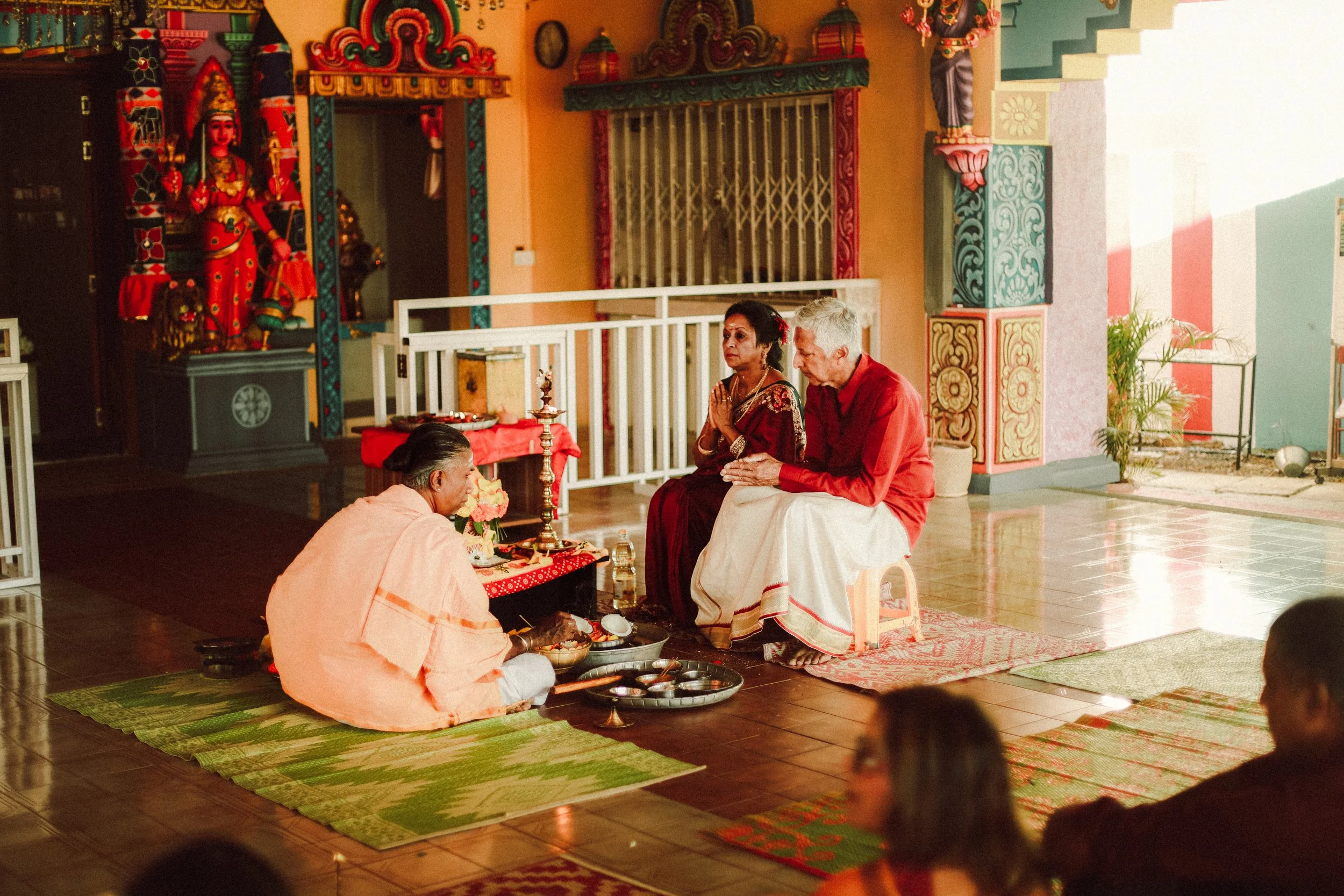 Plongez dans un mariage tamoul à l’île Maurice au temple Sri Mariamman Thirukovil Berthaud à Quatre-Bornes : une cérémonie authentique, colorée et riche en émotions, idéale pour un destination wedding unique.