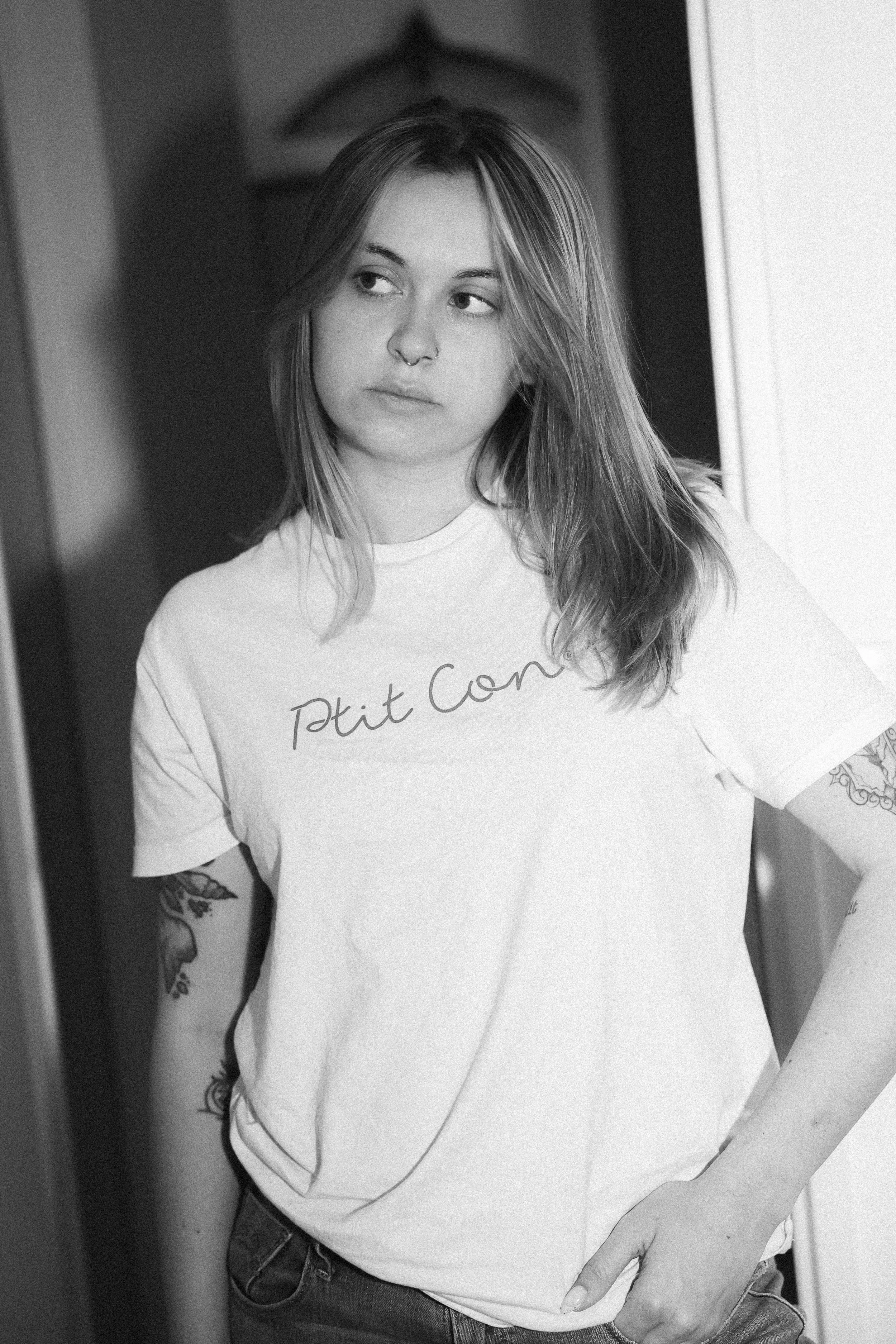 portrait d'une femme en noir et blanc, photographie vintage, au flash, à domicile, en Normandie