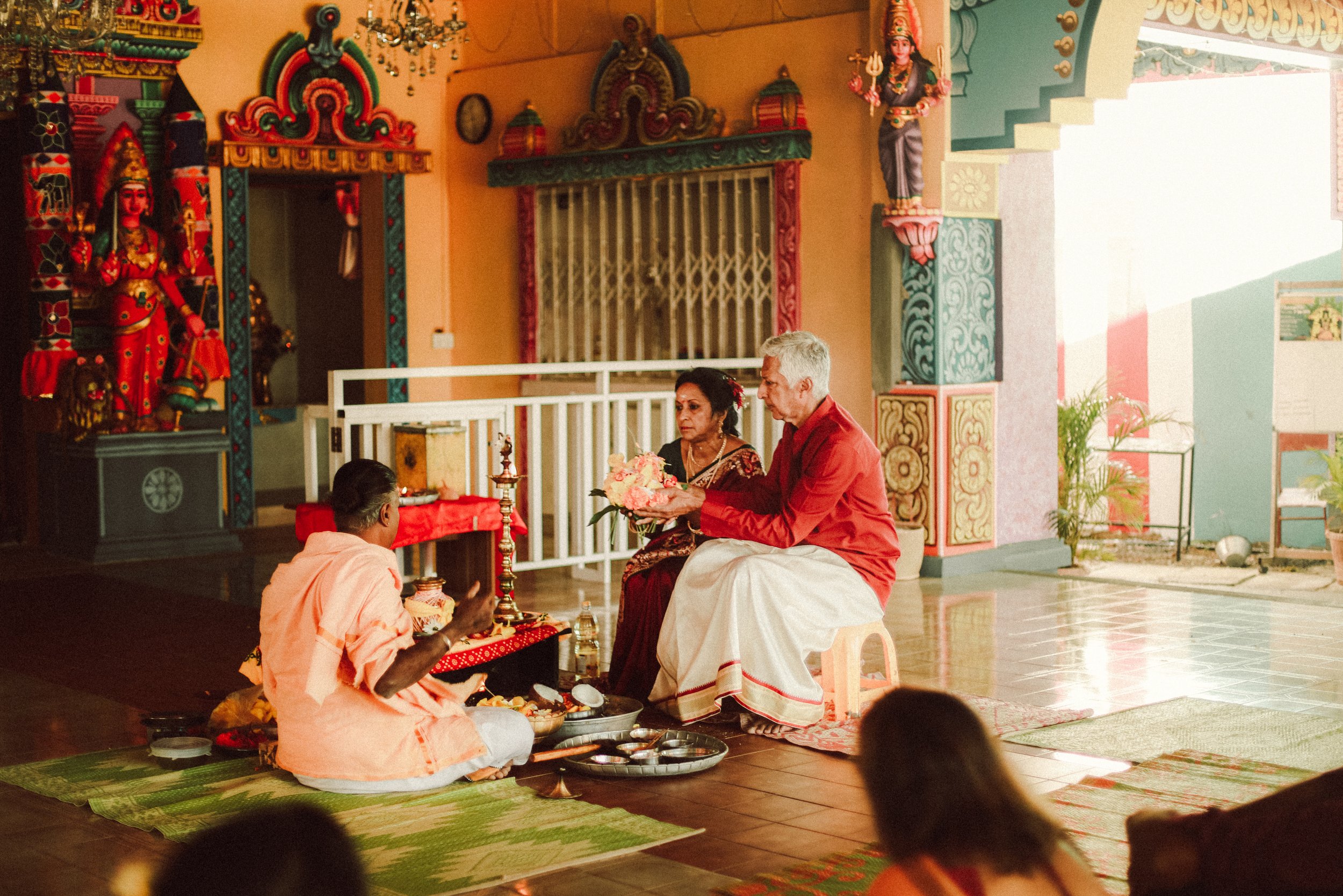 Plongez dans un mariage tamoul à l’île Maurice au temple Sri Mariamman Thirukovil Berthaud à Quatre-Bornes : une cérémonie authentique, colorée et riche en émotions, idéale pour un destination wedding unique.