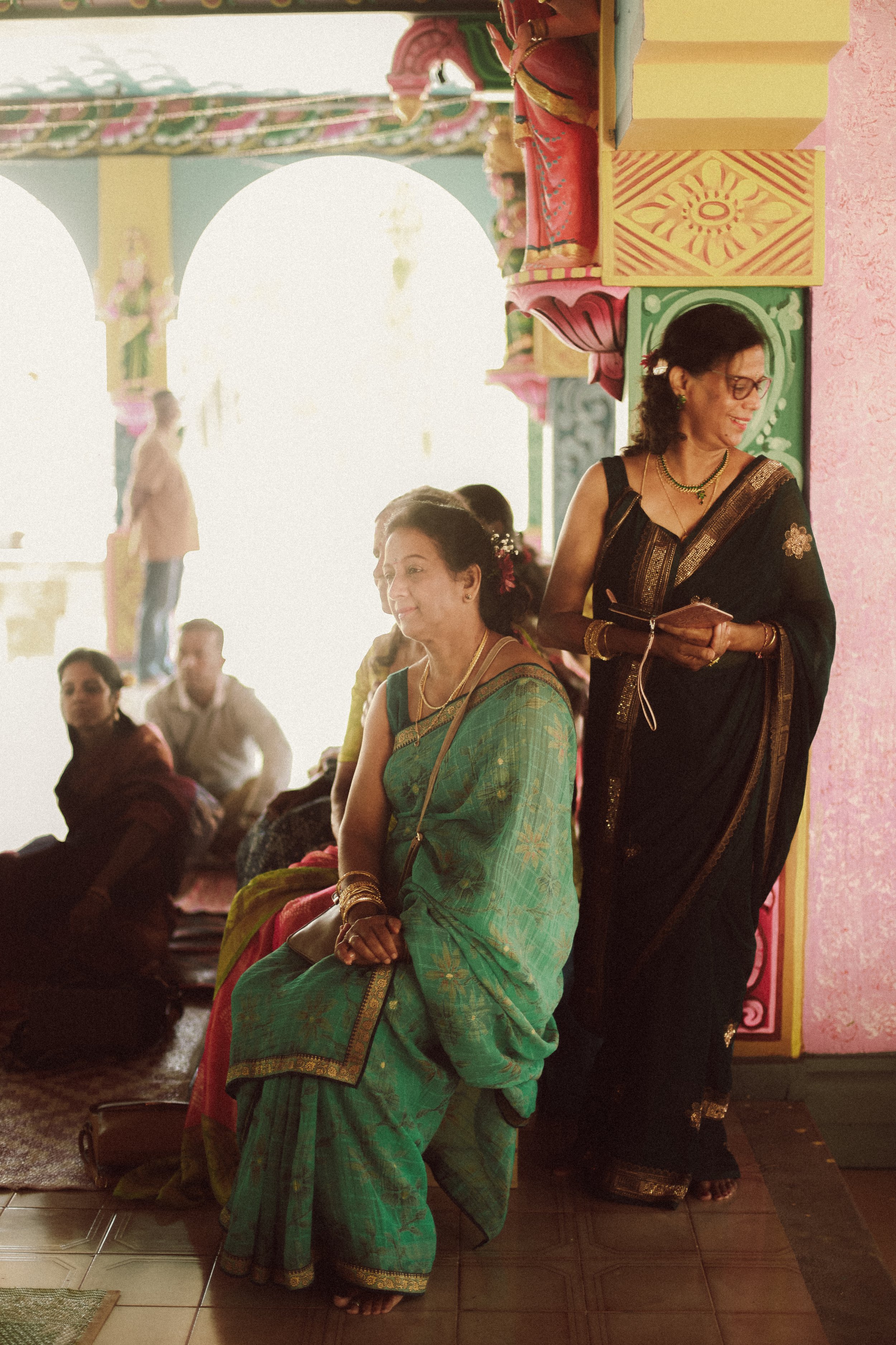 Plongez dans un mariage tamoul à l’île Maurice au temple Sri Mariamman Thirukovil Berthaud à Quatre-Bornes : une cérémonie authentique, colorée et riche en émotions, idéale pour un destination wedding unique.