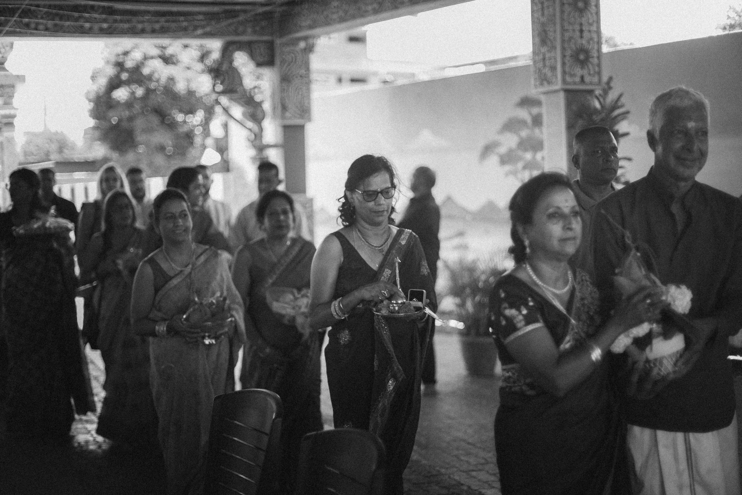 Plongez dans un mariage tamoul à l’île Maurice au temple Sri Mariamman Thirukovil Berthaud à Quatre-Bornes : une cérémonie authentique, colorée et riche en émotions, idéale pour un destination wedding unique.