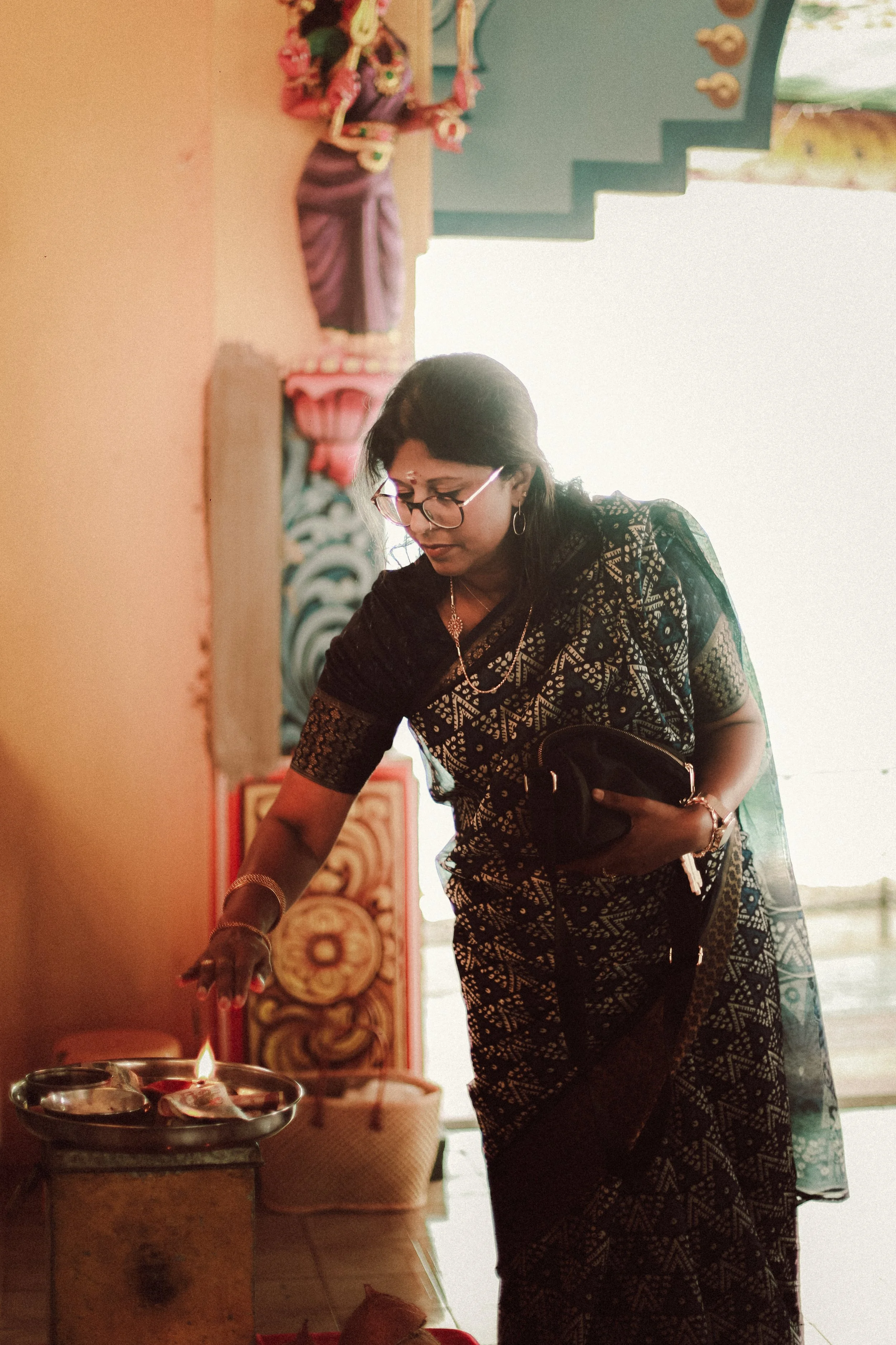 Plongez dans un mariage tamoul à l’île Maurice au temple Sri Mariamman Thirukovil Berthaud à Quatre-Bornes : une cérémonie authentique, colorée et riche en émotions, idéale pour un destination wedding unique.