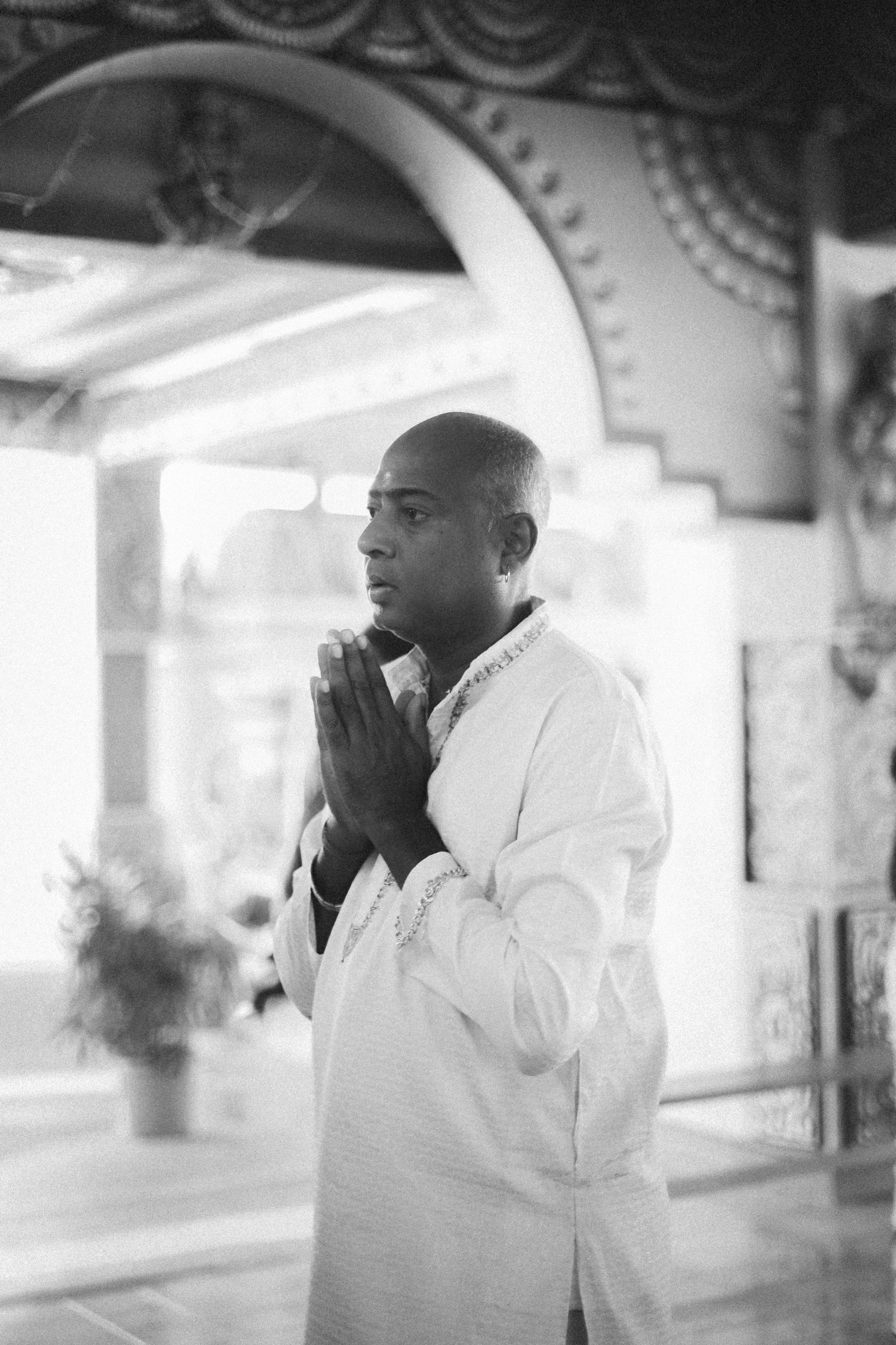 Plongez dans un mariage tamoul à l’île Maurice au temple Sri Mariamman Thirukovil Berthaud à Quatre-Bornes : une cérémonie authentique, colorée et riche en émotions, idéale pour un destination wedding unique.