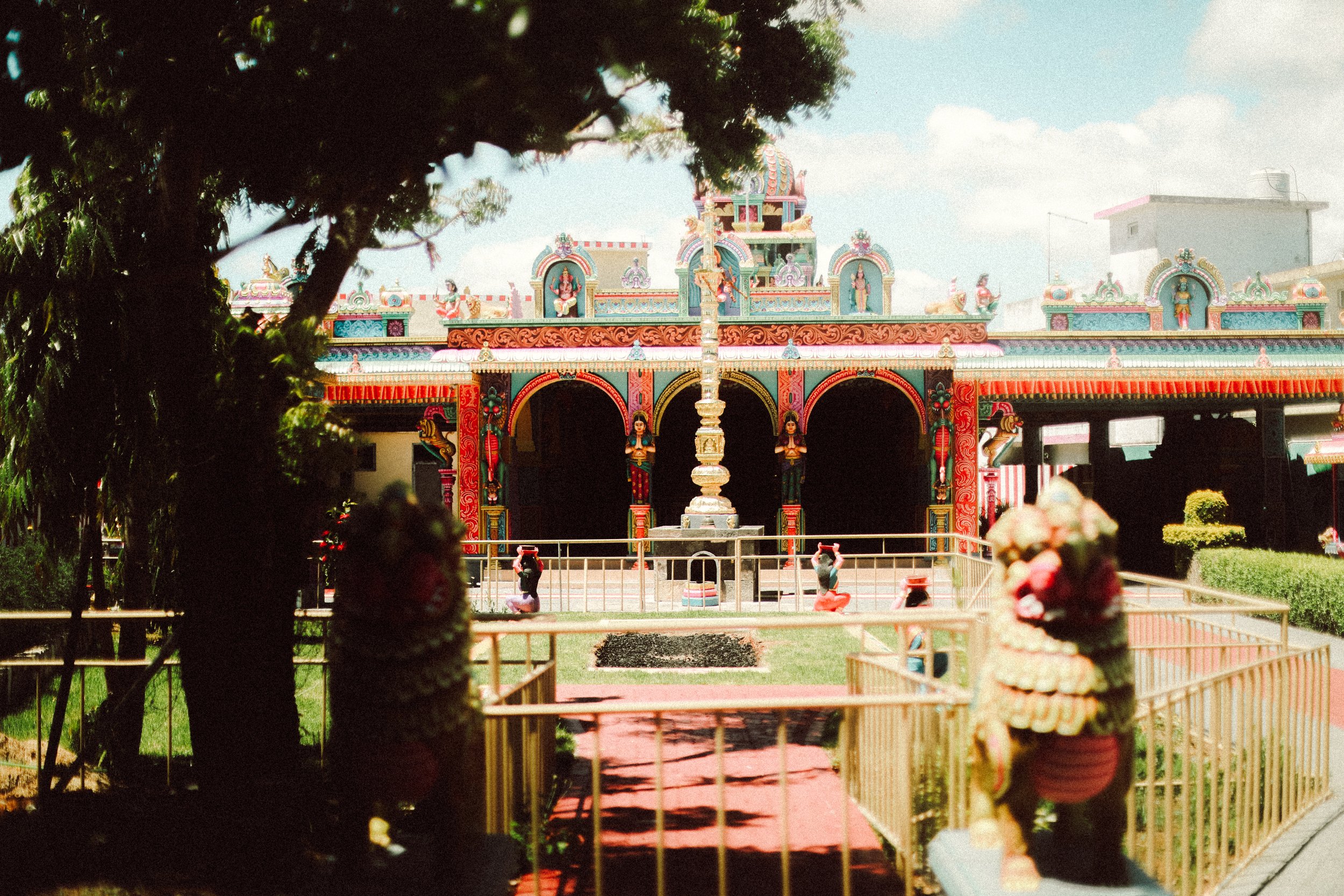 Plongez dans un mariage tamoul à l’île Maurice au temple Sri Mariamman Thirukovil Berthaud à Quatre-Bornes : une cérémonie authentique, colorée et riche en émotions, idéale pour un destination wedding unique.