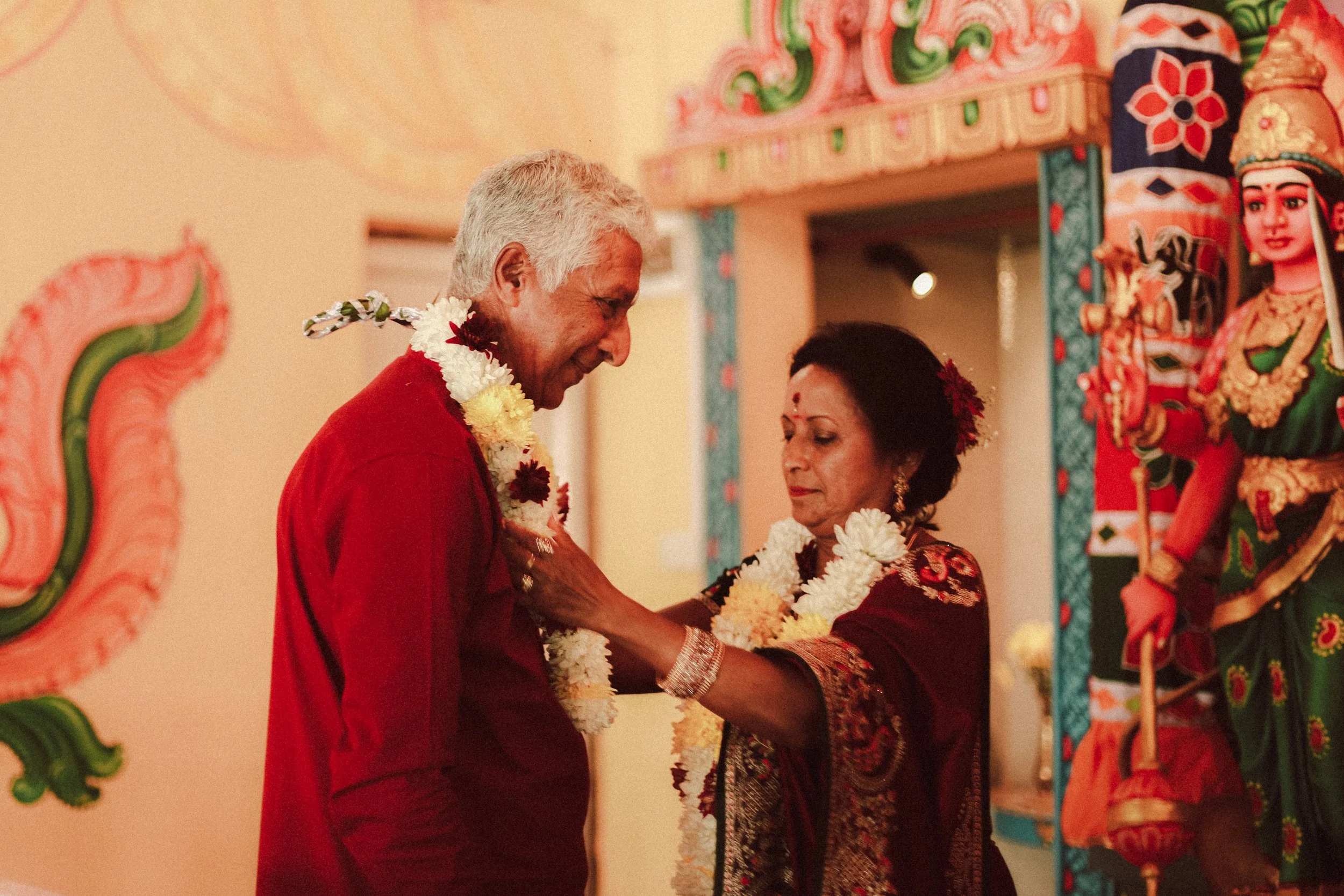 Plongez dans un mariage tamoul à l’île Maurice au temple Sri Mariamman Thirukovil Berthaud à Quatre-Bornes : une cérémonie authentique, colorée et riche en émotions, idéale pour un destination wedding unique.