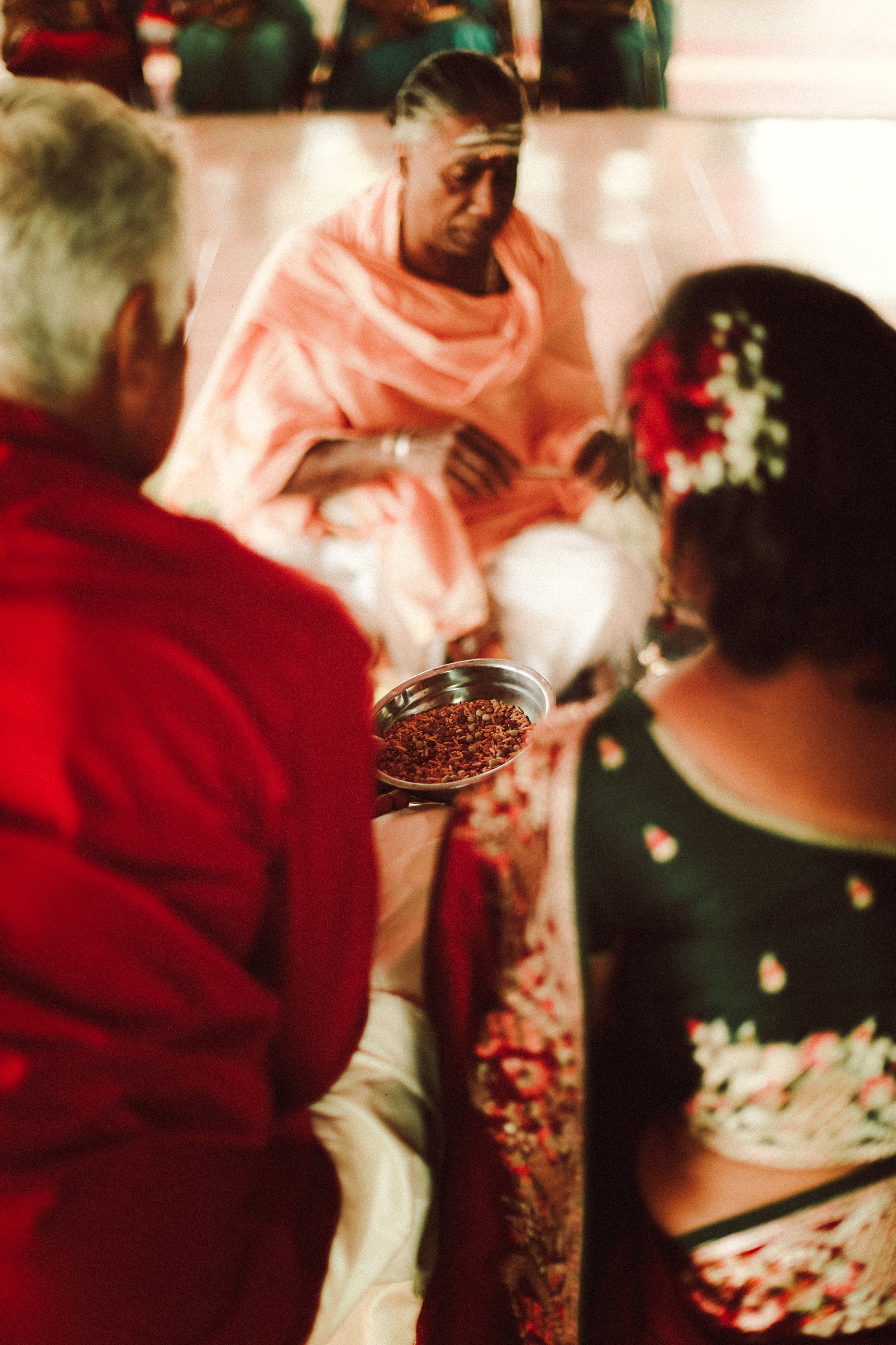 Plongez dans un mariage tamoul à l’île Maurice au temple Sri Mariamman Thirukovil Berthaud à Quatre-Bornes : une cérémonie authentique, colorée et riche en émotions, idéale pour un destination wedding unique.