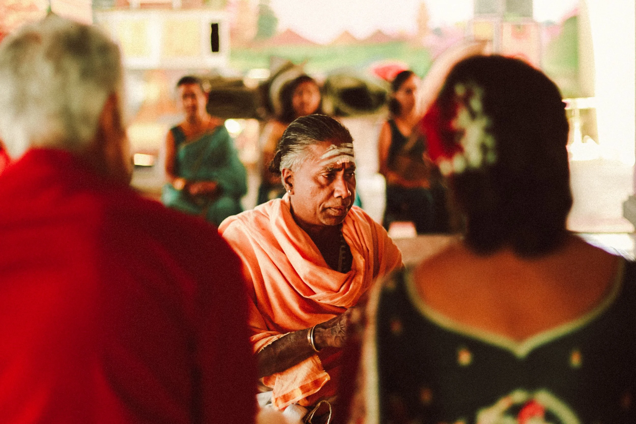 Plongez dans un mariage tamoul à l’île Maurice au temple Sri Mariamman Thirukovil Berthaud à Quatre-Bornes : une cérémonie authentique, colorée et riche en émotions, idéale pour un destination wedding unique.