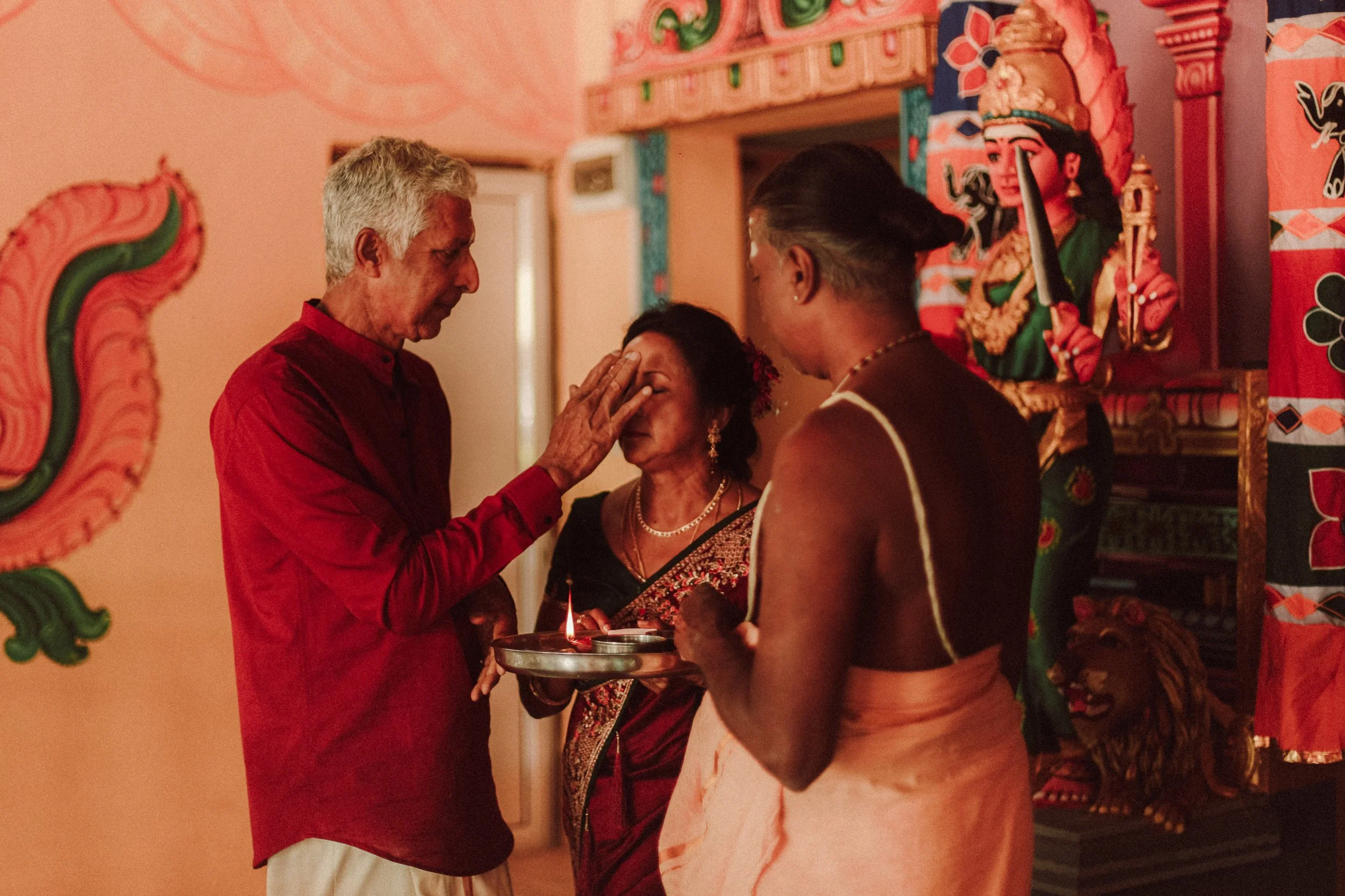 Plongez dans un mariage tamoul à l’île Maurice au temple Sri Mariamman Thirukovil Berthaud à Quatre-Bornes : une cérémonie authentique, colorée et riche en émotions, idéale pour un destination wedding unique.