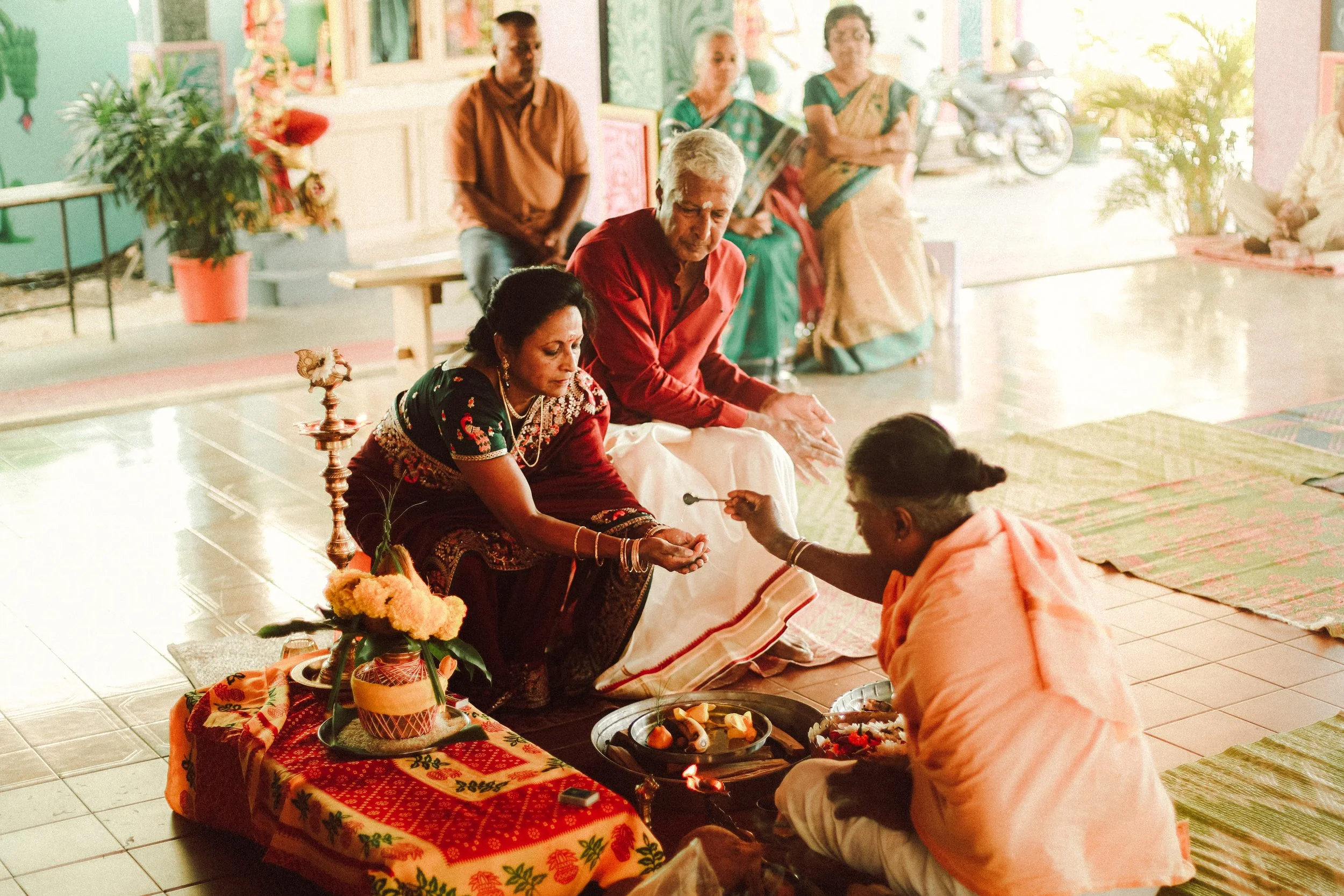 Plongez dans un mariage tamoul à l’île Maurice au temple Sri Mariamman Thirukovil Berthaud à Quatre-Bornes : une cérémonie authentique, colorée et riche en émotions, idéale pour un destination wedding unique.