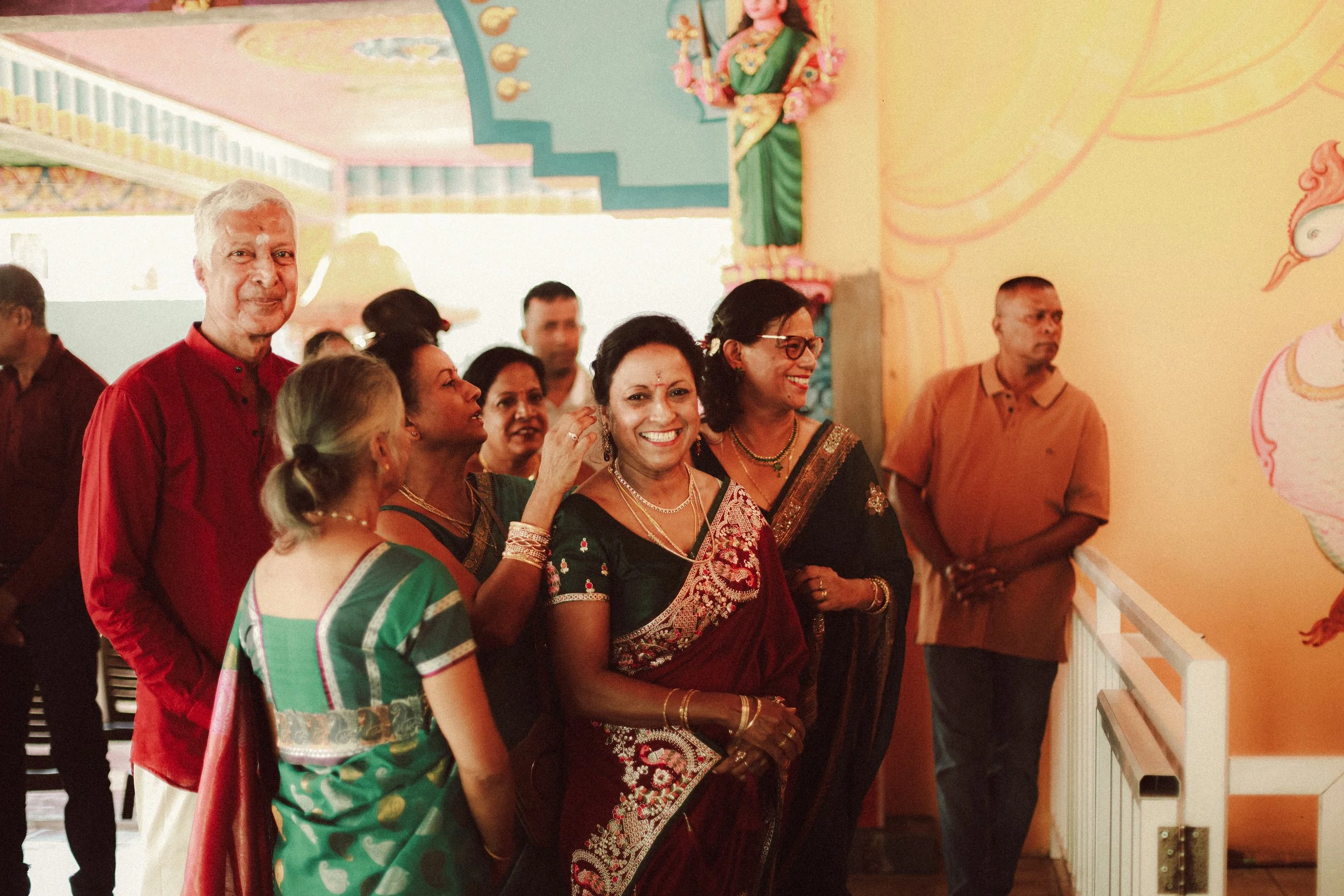 Plongez dans un mariage tamoul à l’île Maurice au temple Sri Mariamman Thirukovil Berthaud à Quatre-Bornes : une cérémonie authentique, colorée et riche en émotions, idéale pour un destination wedding unique.