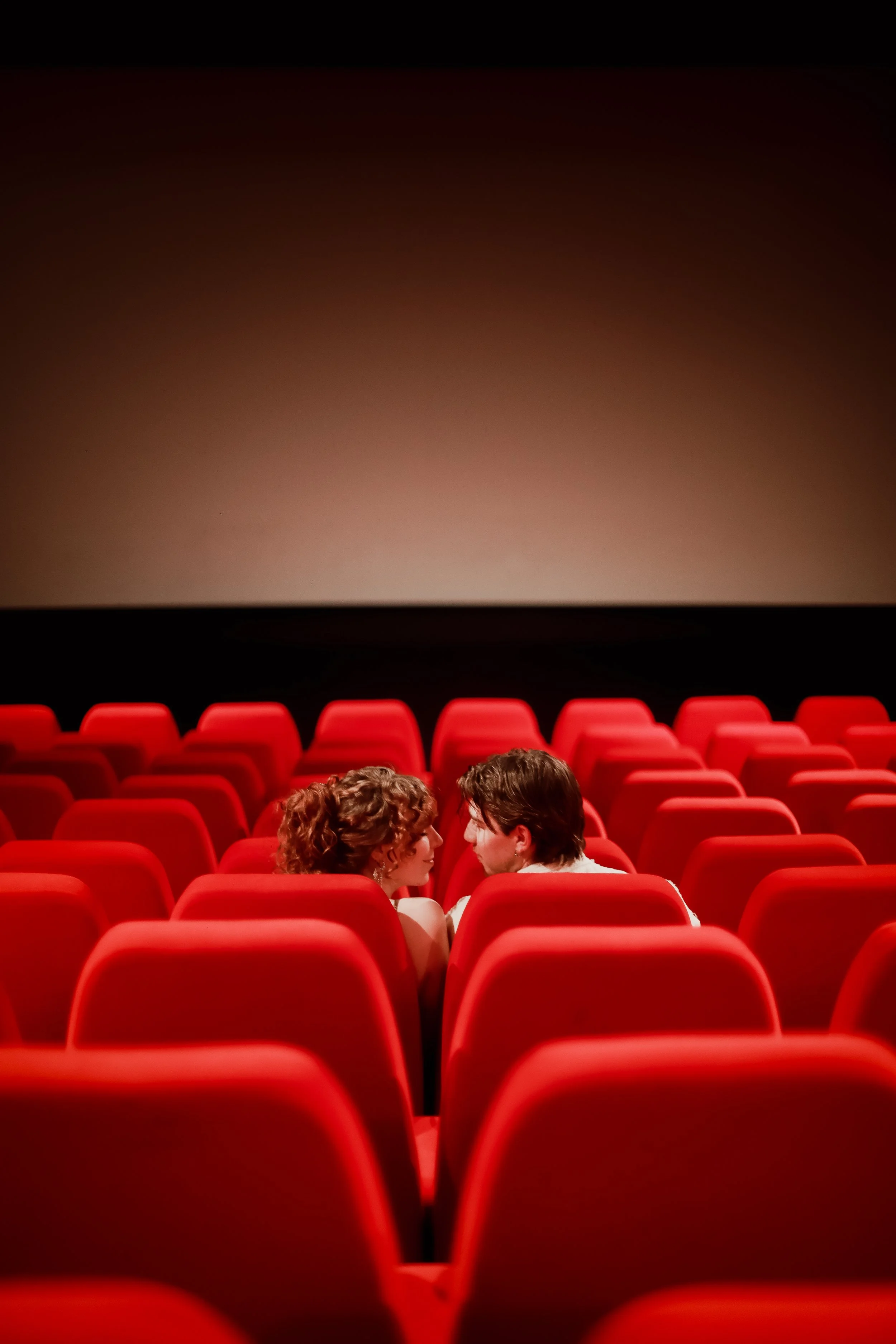 Séance photo Saint-Valentin à Cherbourg dans un cinéma : offrez-vous un moment romantique et original à deux, et repartez avec des souvenirs authentiques capturés par votre photographe professionnelle à Cherbourg.