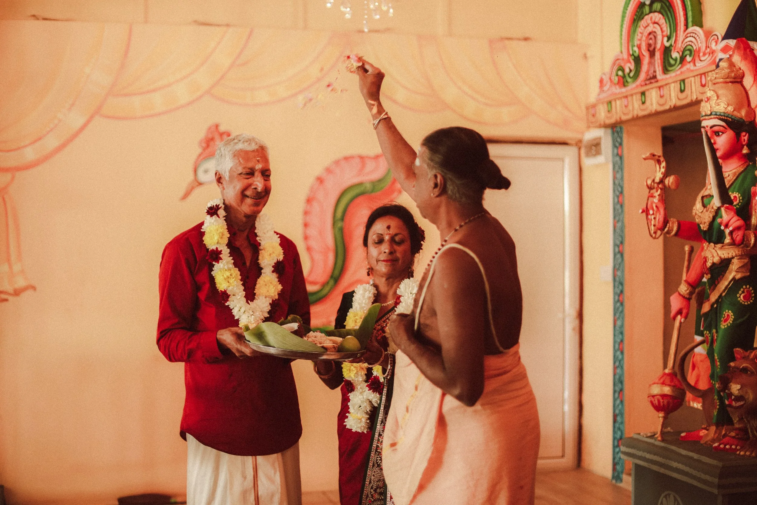 Plongez dans un mariage tamoul à l’île Maurice au temple Sri Mariamman Thirukovil Berthaud à Quatre-Bornes : une cérémonie authentique, colorée et riche en émotions, idéale pour un destination wedding unique.