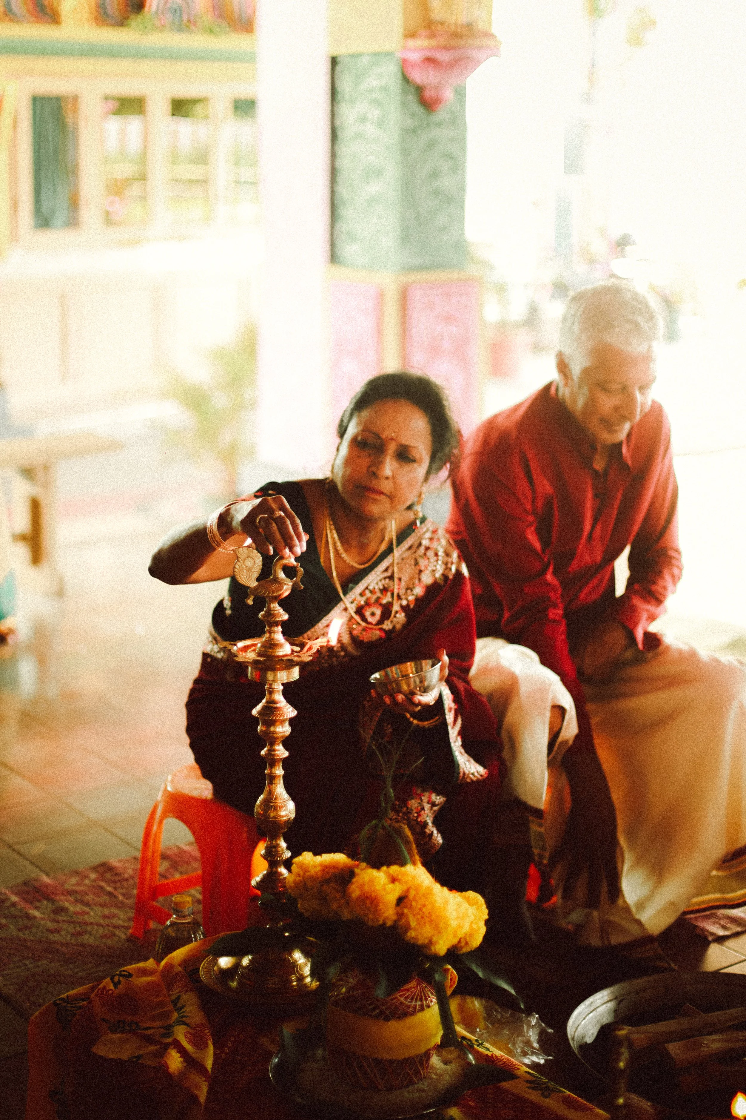 Plongez dans un mariage tamoul à l’île Maurice au temple Sri Mariamman Thirukovil Berthaud à Quatre-Bornes : une cérémonie authentique, colorée et riche en émotions, idéale pour un destination wedding unique.