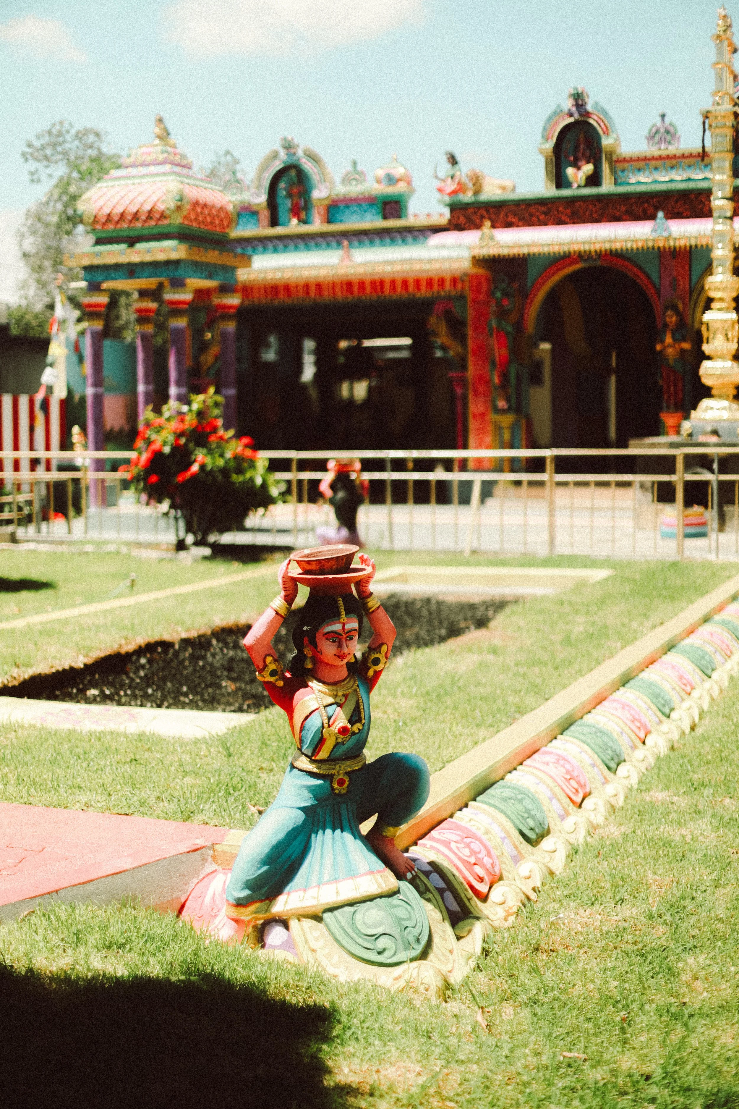 Plongez dans un mariage tamoul à l’île Maurice au temple Sri Mariamman Thirukovil Berthaud à Quatre-Bornes : une cérémonie authentique, colorée et riche en émotions, idéale pour un destination wedding unique.