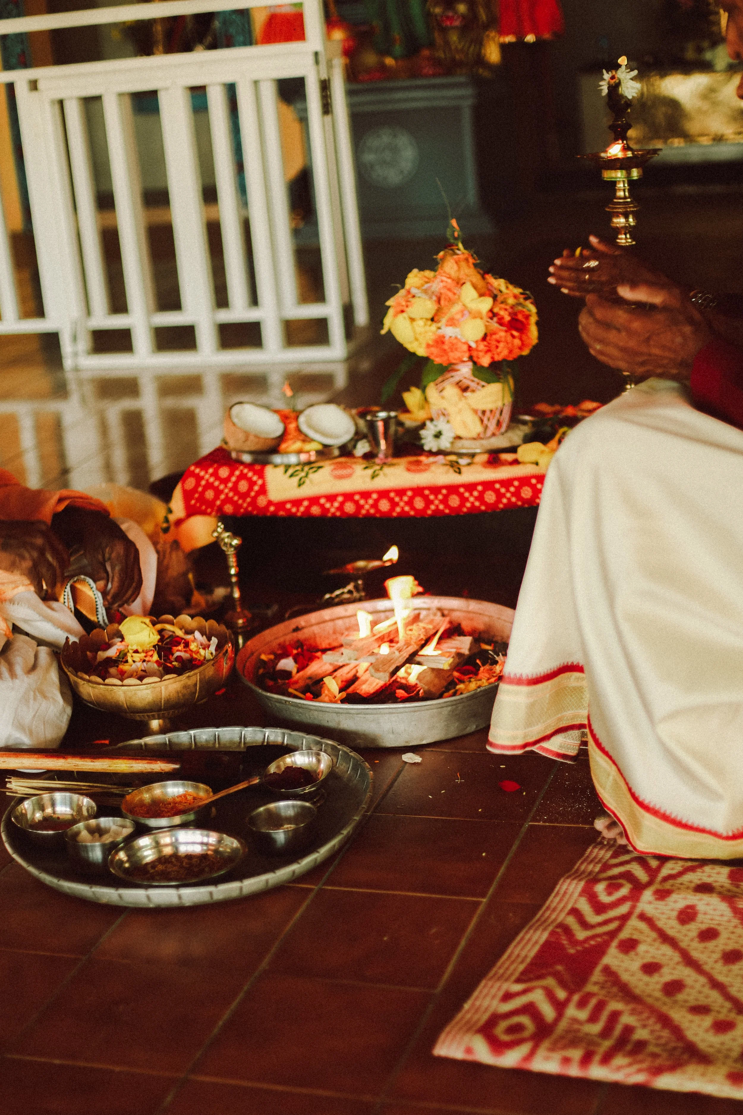 Plongez dans un mariage tamoul à l’île Maurice au temple Sri Mariamman Thirukovil Berthaud à Quatre-Bornes : une cérémonie authentique, colorée et riche en émotions, idéale pour un destination wedding unique.