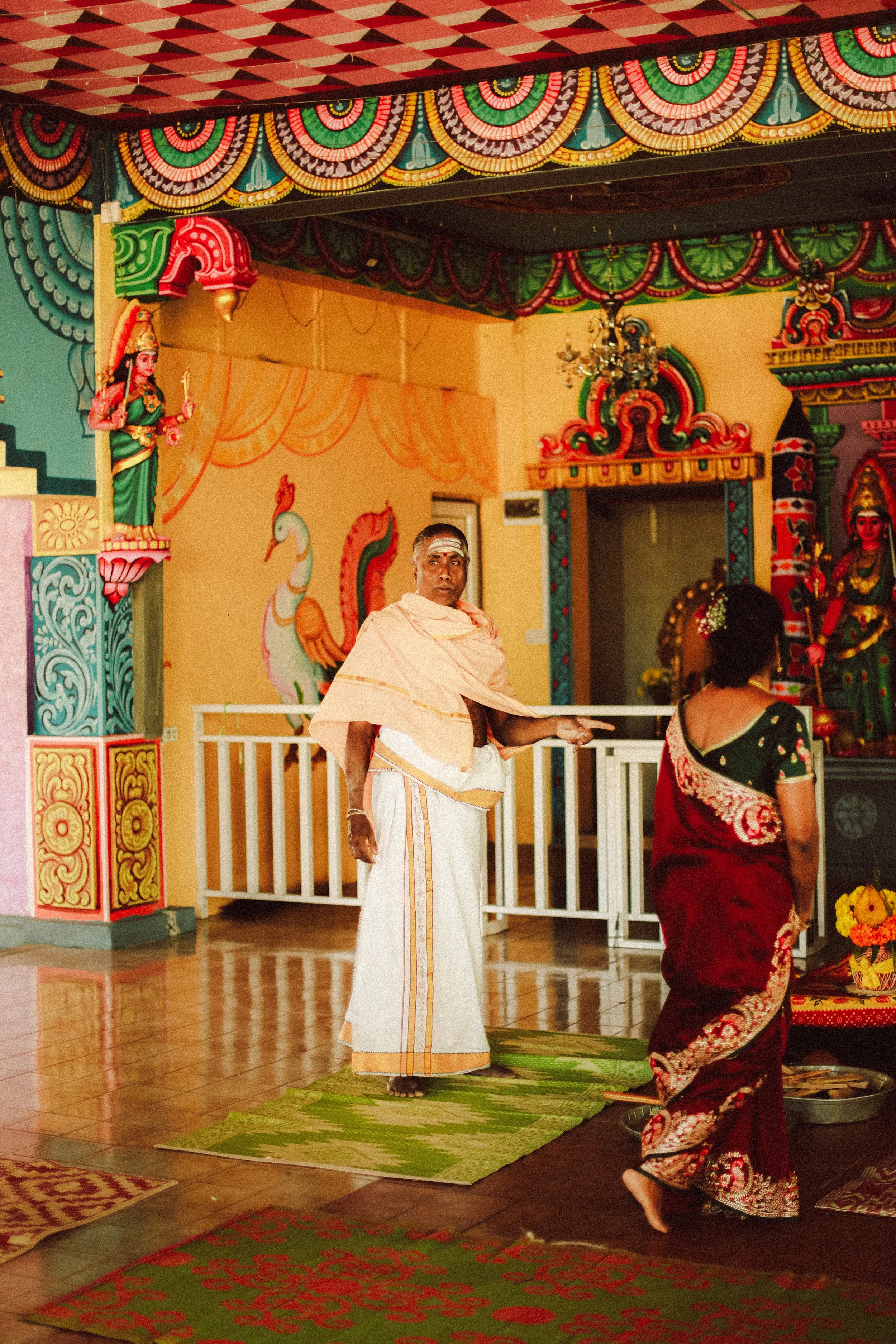 Plongez dans un mariage tamoul à l’île Maurice au temple Sri Mariamman Thirukovil Berthaud à Quatre-Bornes : une cérémonie authentique, colorée et riche en émotions, idéale pour un destination wedding unique.