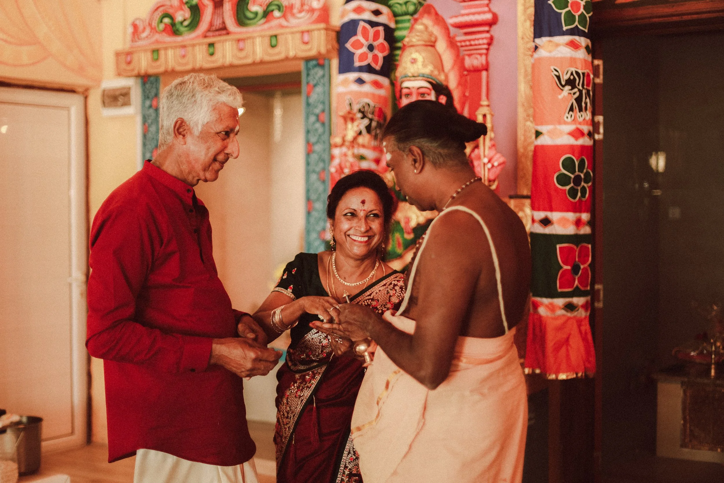 Plongez dans un mariage tamoul à l’île Maurice au temple Sri Mariamman Thirukovil Berthaud à Quatre-Bornes : une cérémonie authentique, colorée et riche en émotions, idéale pour un destination wedding unique.