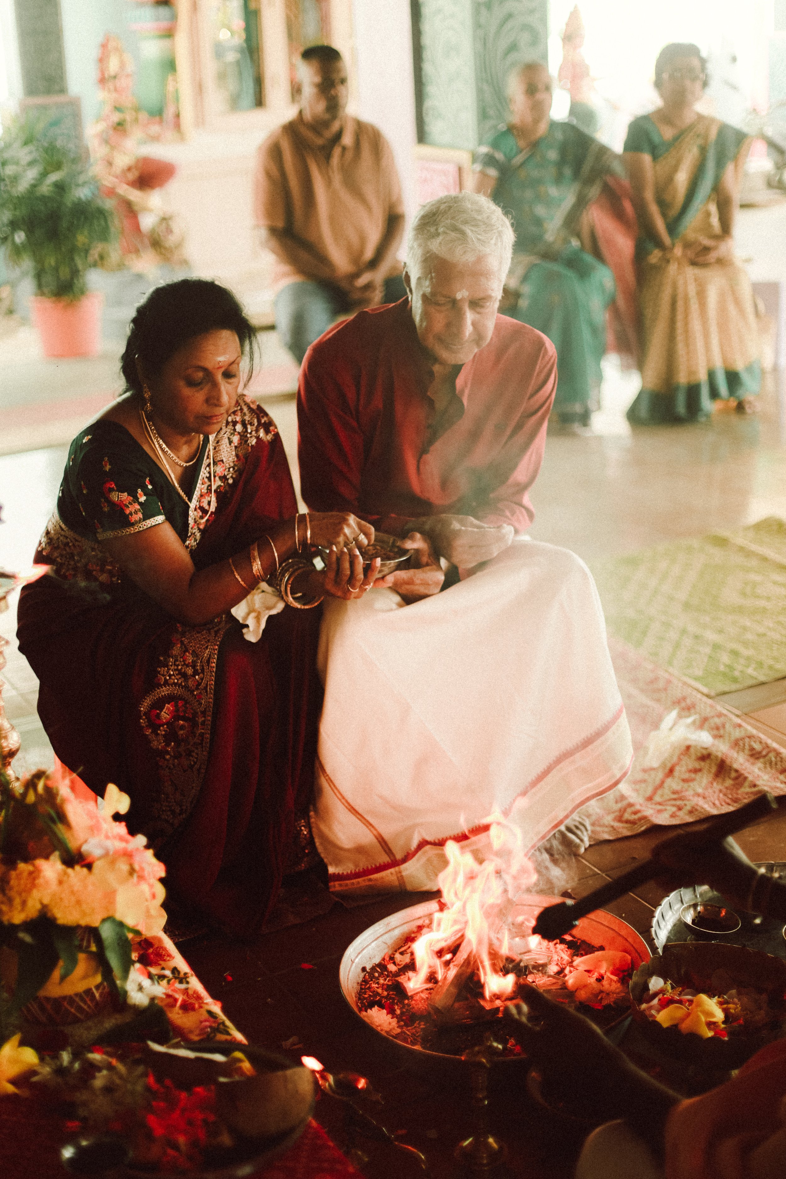 Plongez dans un mariage tamoul à l’île Maurice au temple Sri Mariamman Thirukovil Berthaud à Quatre-Bornes : une cérémonie authentique, colorée et riche en émotions, idéale pour un destination wedding unique.