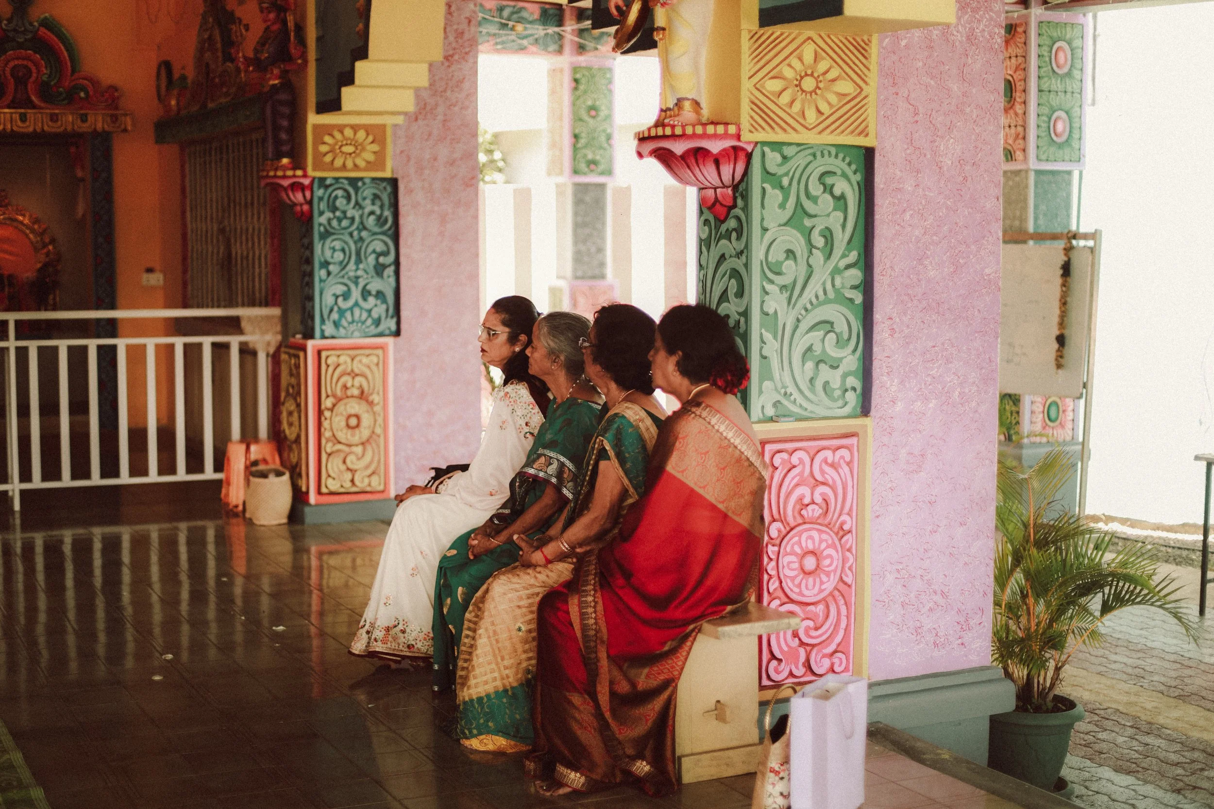 Plongez dans un mariage tamoul à l’île Maurice au temple Sri Mariamman Thirukovil Berthaud à Quatre-Bornes : une cérémonie authentique, colorée et riche en émotions, idéale pour un destination wedding unique.