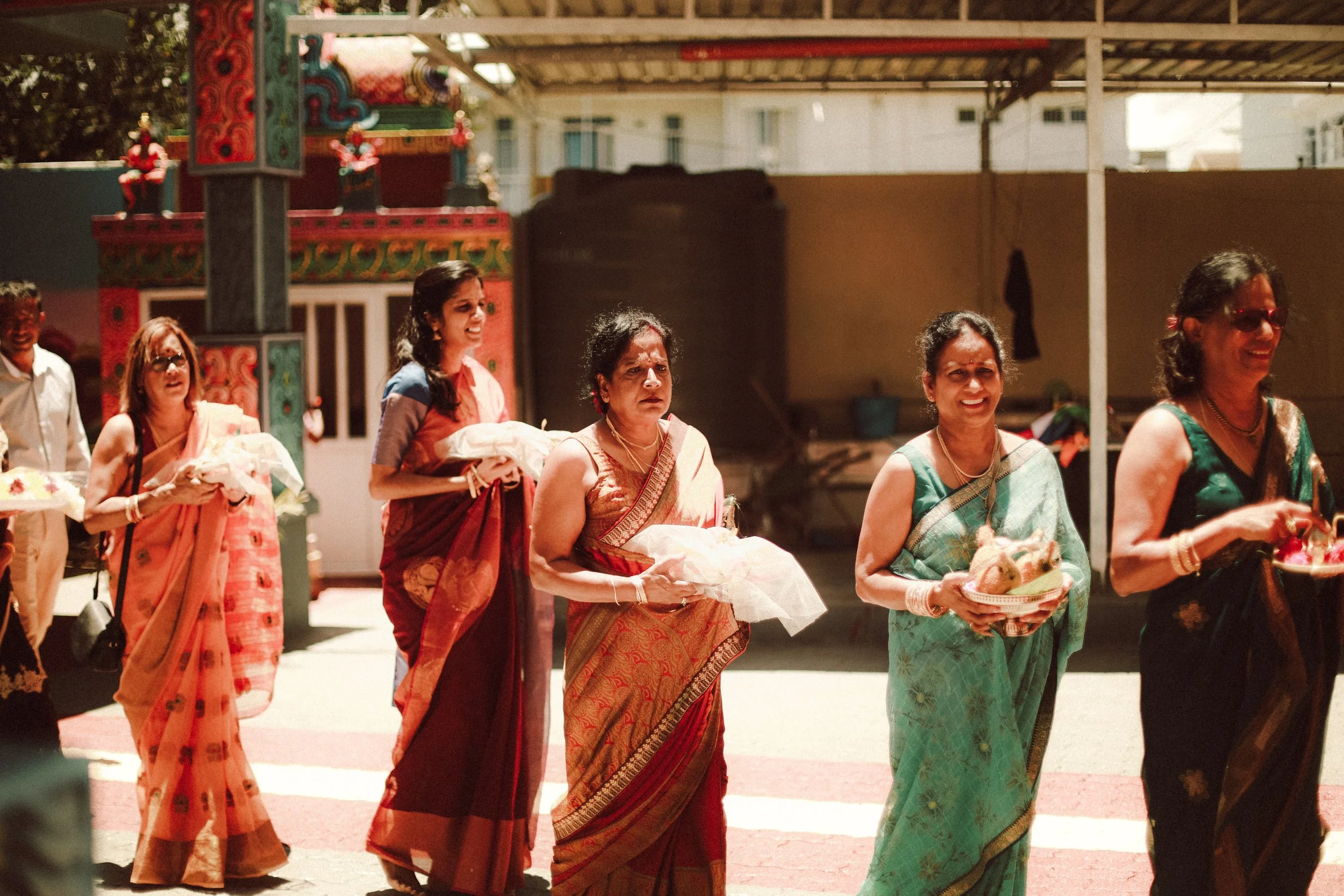 Plongez dans un mariage tamoul à l’île Maurice au temple Sri Mariamman Thirukovil Berthaud à Quatre-Bornes : une cérémonie authentique, colorée et riche en émotions, idéale pour un destination wedding unique.
