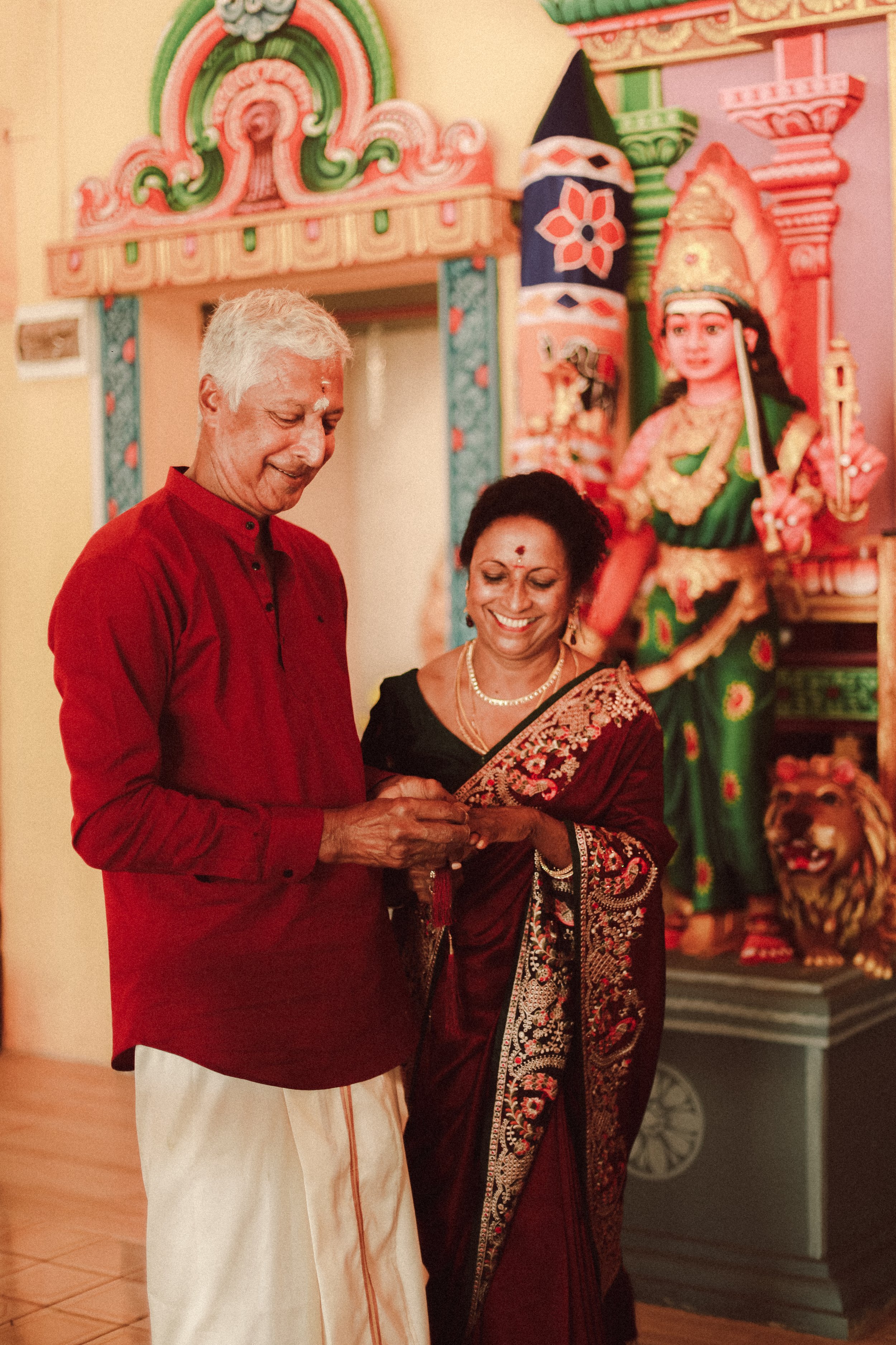Plongez dans un mariage tamoul à l’île Maurice au temple Sri Mariamman Thirukovil Berthaud à Quatre-Bornes : une cérémonie authentique, colorée et riche en émotions, idéale pour un destination wedding unique.