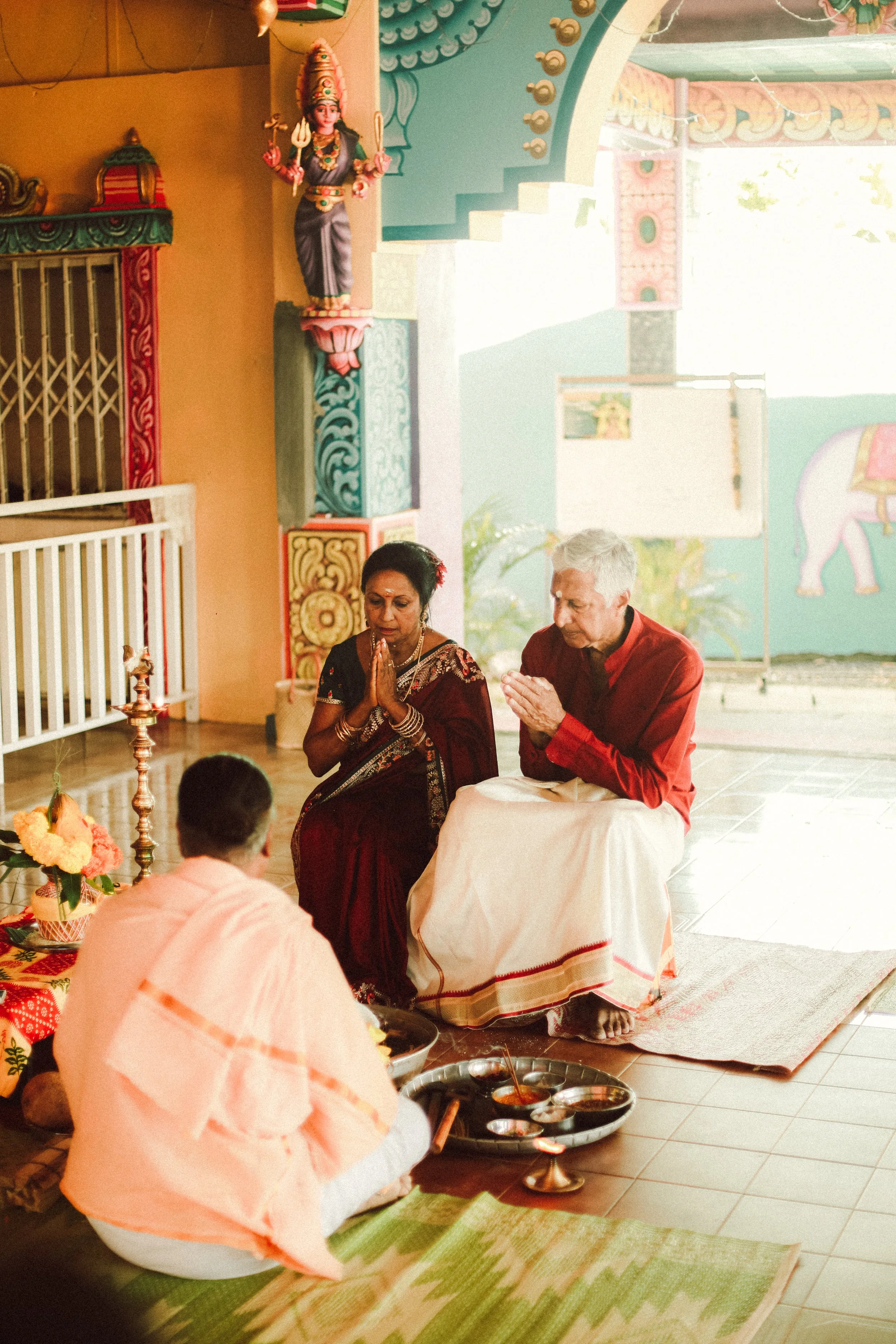 Plongez dans un mariage tamoul à l’île Maurice au temple Sri Mariamman Thirukovil Berthaud à Quatre-Bornes : une cérémonie authentique, colorée et riche en émotions, idéale pour un destination wedding unique.