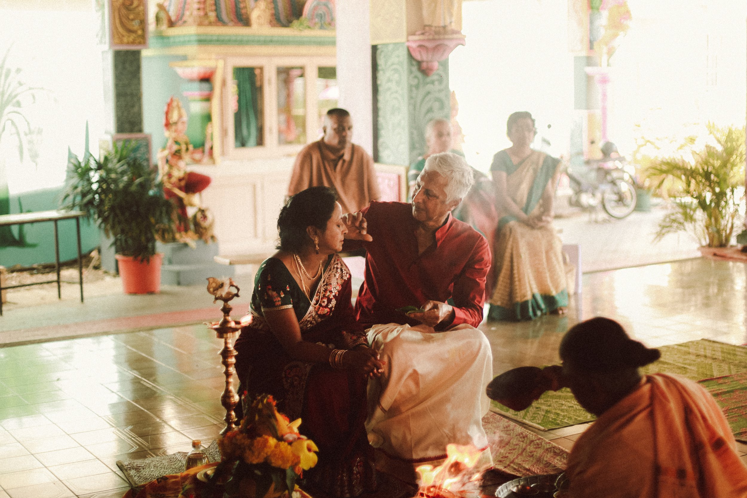 Plongez dans un mariage tamoul à l’île Maurice au temple Sri Mariamman Thirukovil Berthaud à Quatre-Bornes : une cérémonie authentique, colorée et riche en émotions, idéale pour un destination wedding unique.
