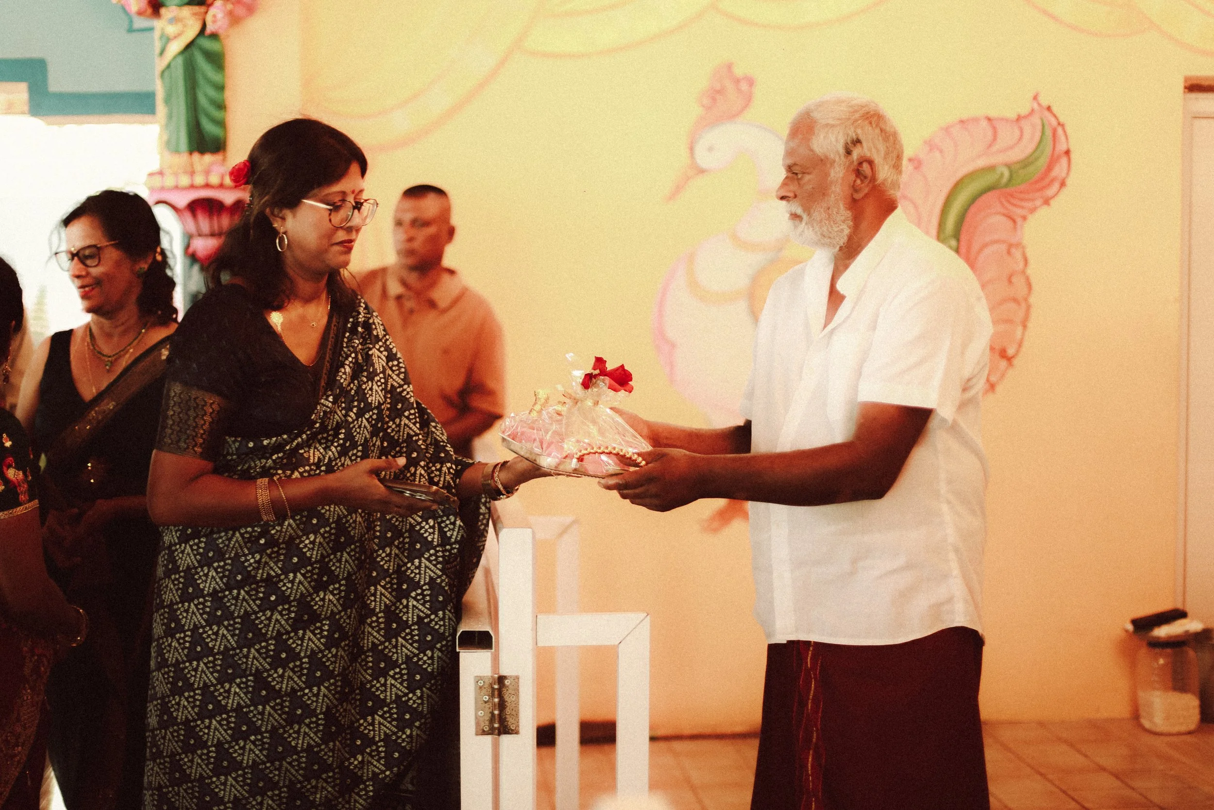 Plongez dans un mariage tamoul à l’île Maurice au temple Sri Mariamman Thirukovil Berthaud à Quatre-Bornes : une cérémonie authentique, colorée et riche en émotions, idéale pour un destination wedding unique.