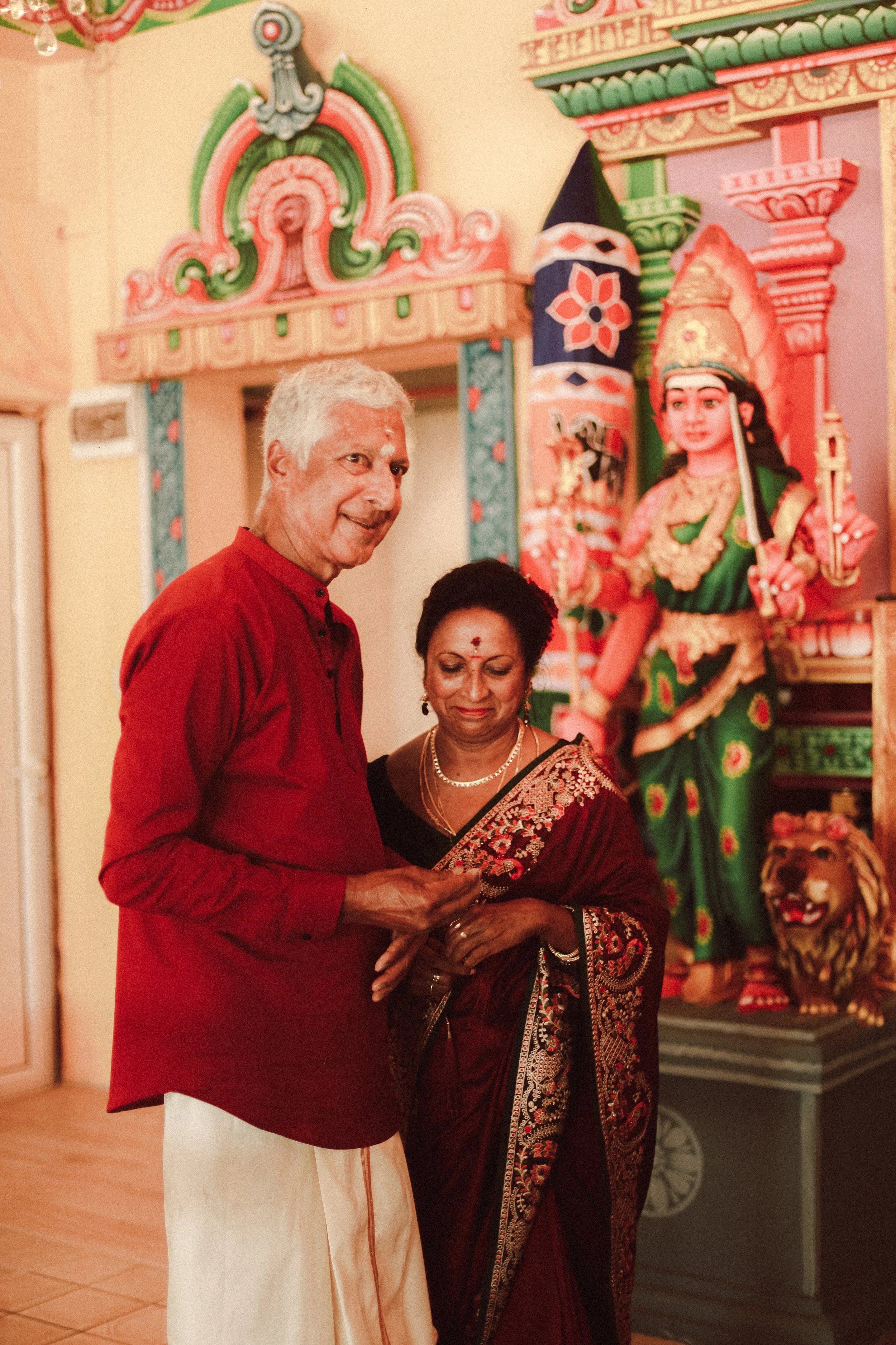 Plongez dans un mariage tamoul à l’île Maurice au temple Sri Mariamman Thirukovil Berthaud à Quatre-Bornes : une cérémonie authentique, colorée et riche en émotions, idéale pour un destination wedding unique.