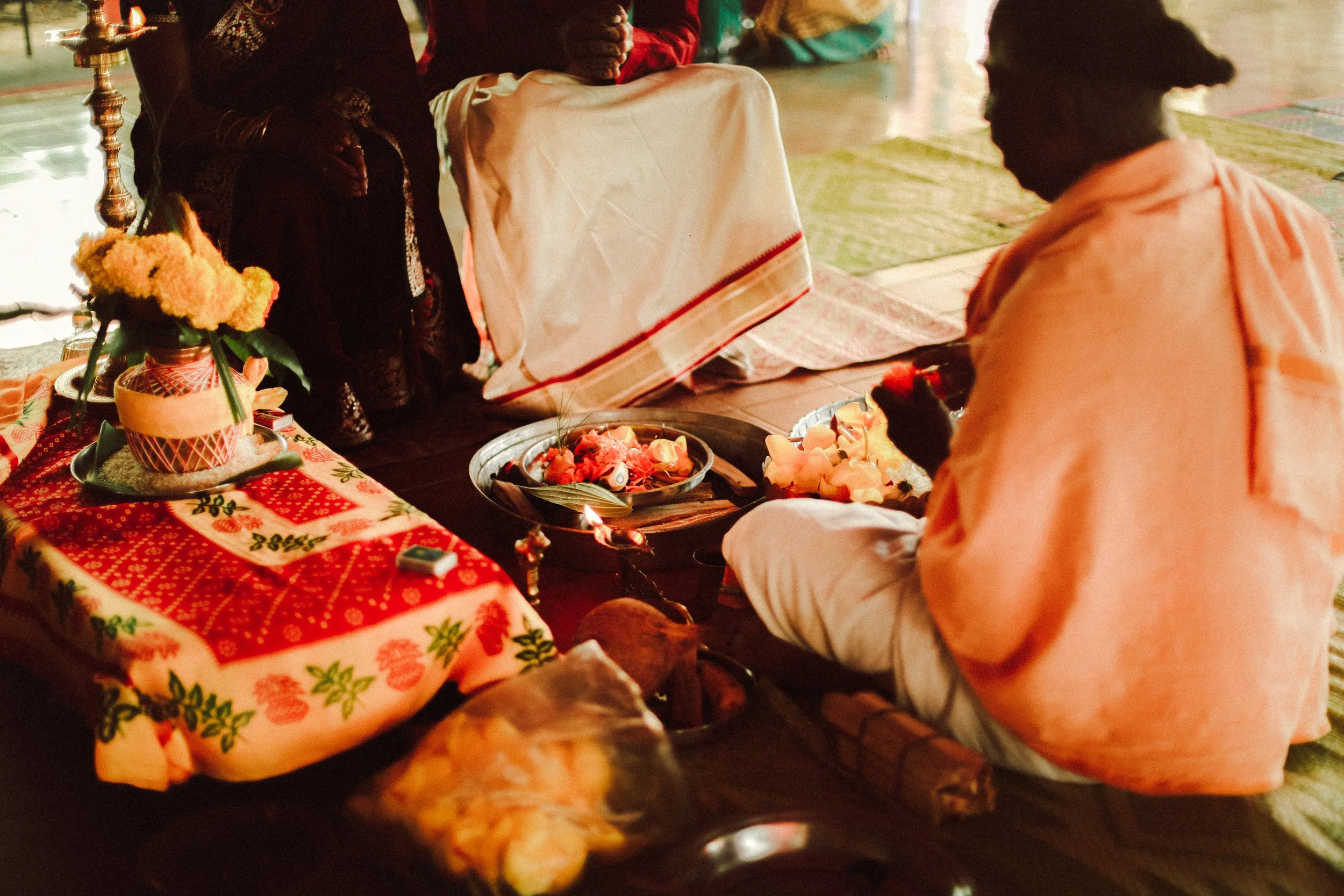 Plongez dans un mariage tamoul à l’île Maurice au temple Sri Mariamman Thirukovil Berthaud à Quatre-Bornes : une cérémonie authentique, colorée et riche en émotions, idéale pour un destination wedding unique.