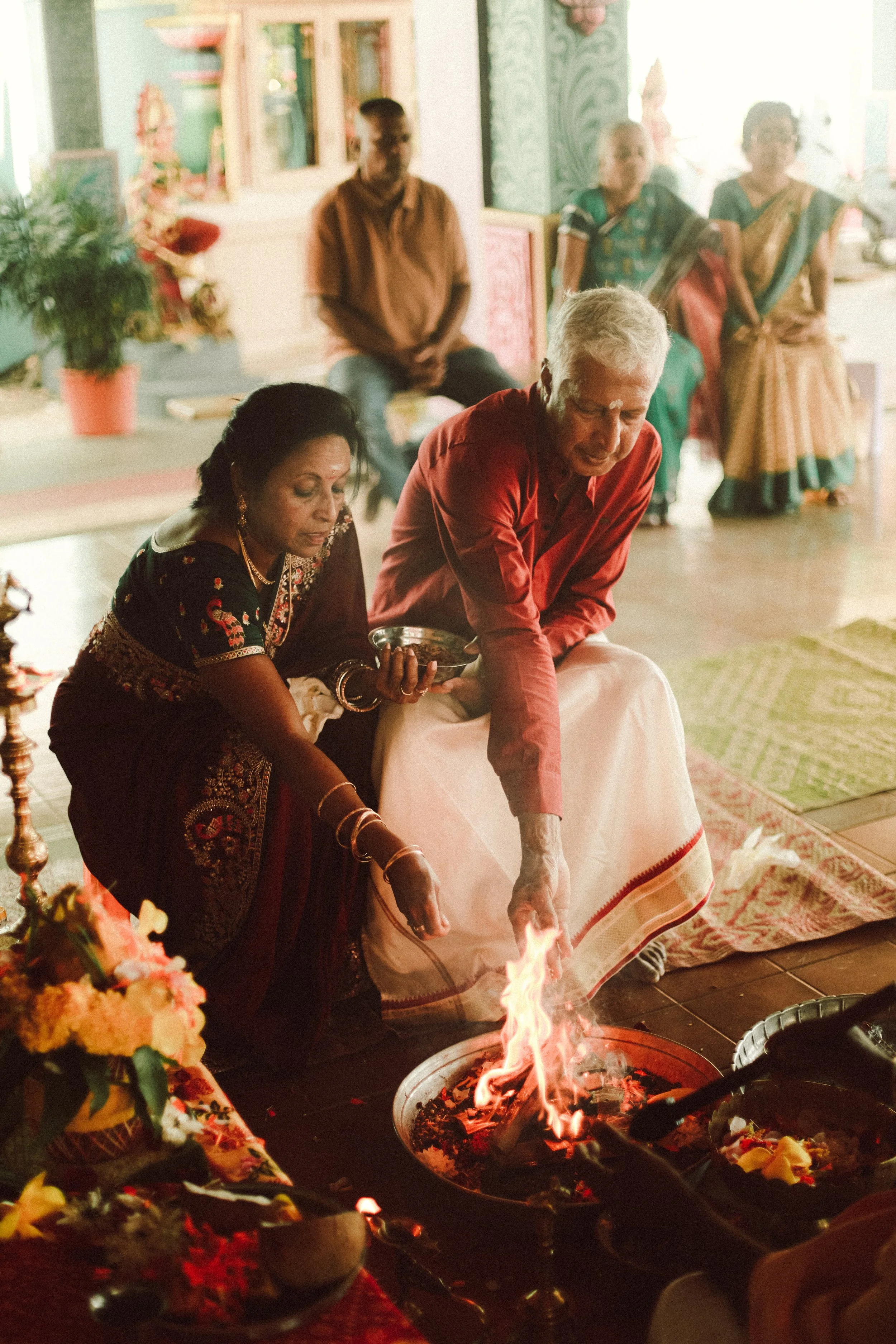 Plongez dans un mariage tamoul à l’île Maurice au temple Sri Mariamman Thirukovil Berthaud à Quatre-Bornes : une cérémonie authentique, colorée et riche en émotions, idéale pour un destination wedding unique.
