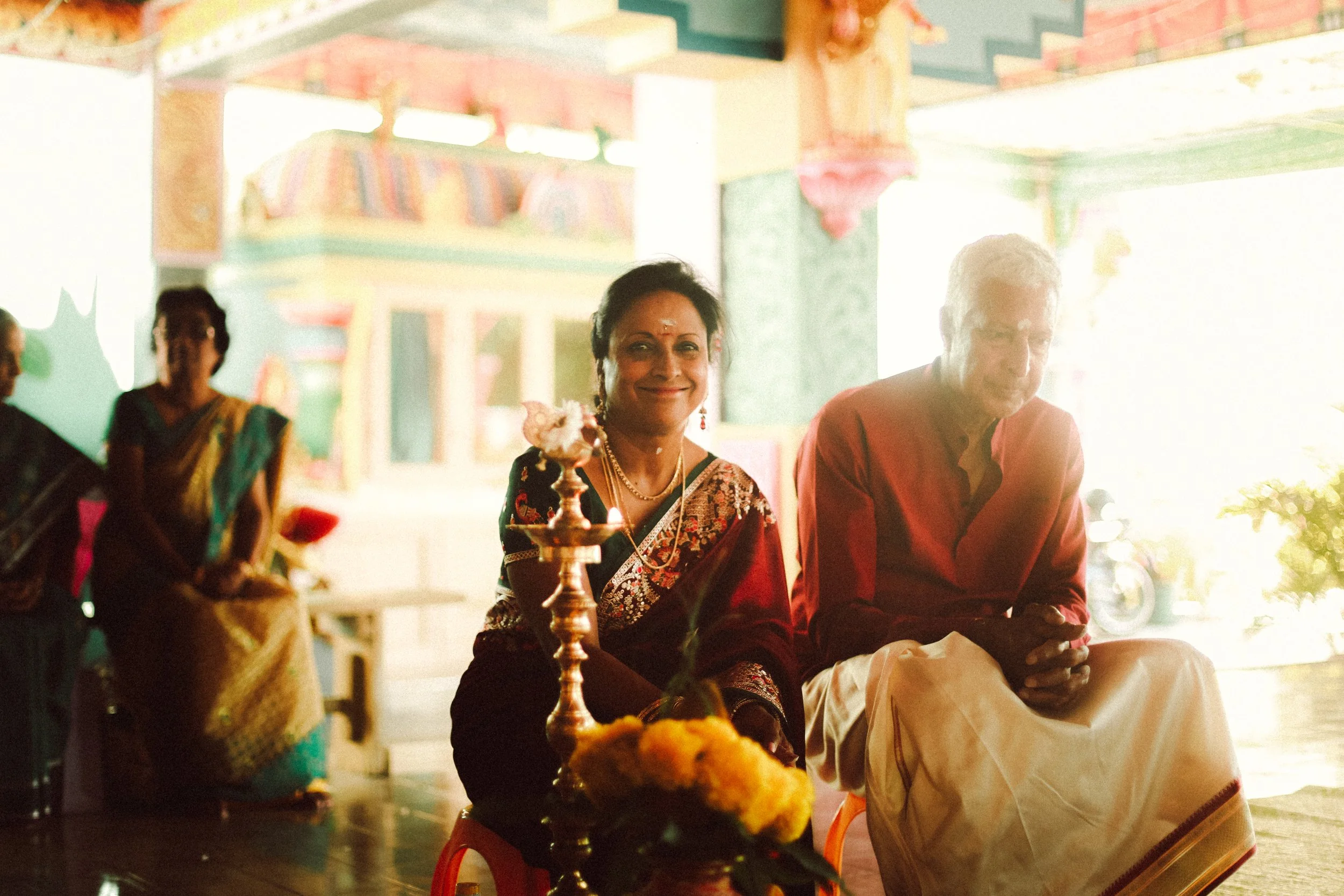 Plongez dans un mariage tamoul à l’île Maurice au temple Sri Mariamman Thirukovil Berthaud à Quatre-Bornes : une cérémonie authentique, colorée et riche en émotions, idéale pour un destination wedding unique.