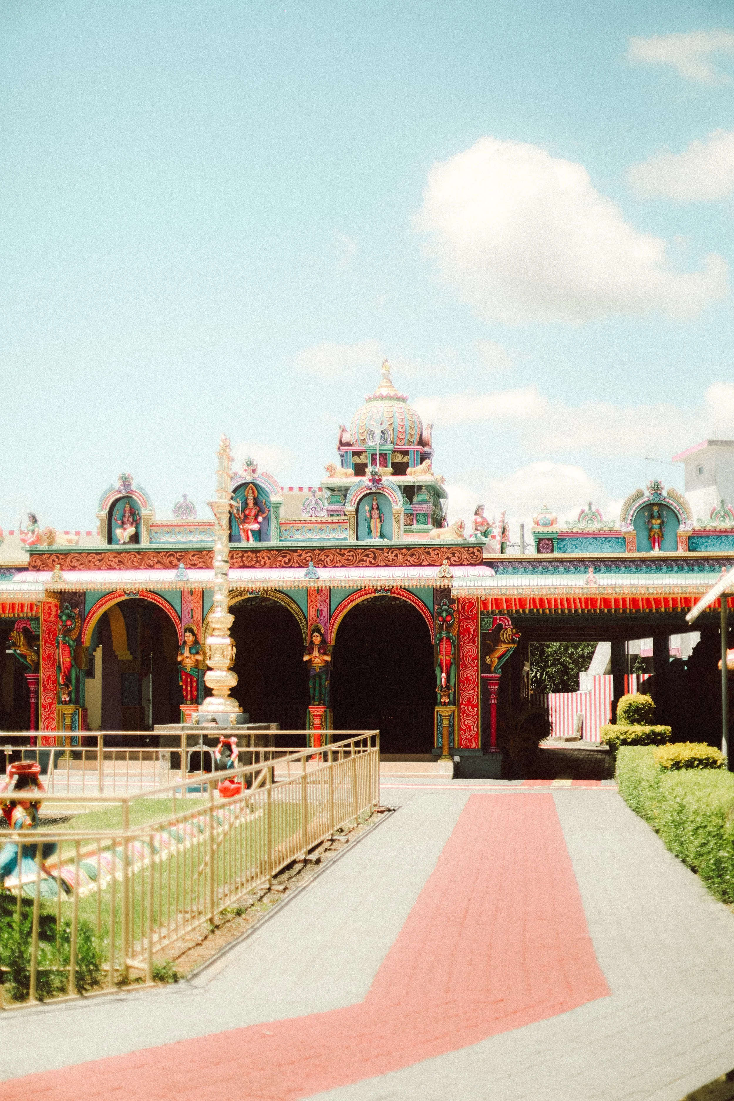 Plongez dans un mariage tamoul à l’île Maurice au temple Sri Mariamman Thirukovil Berthaud à Quatre-Bornes : une cérémonie authentique, colorée et riche en émotions, idéale pour un destination wedding unique.