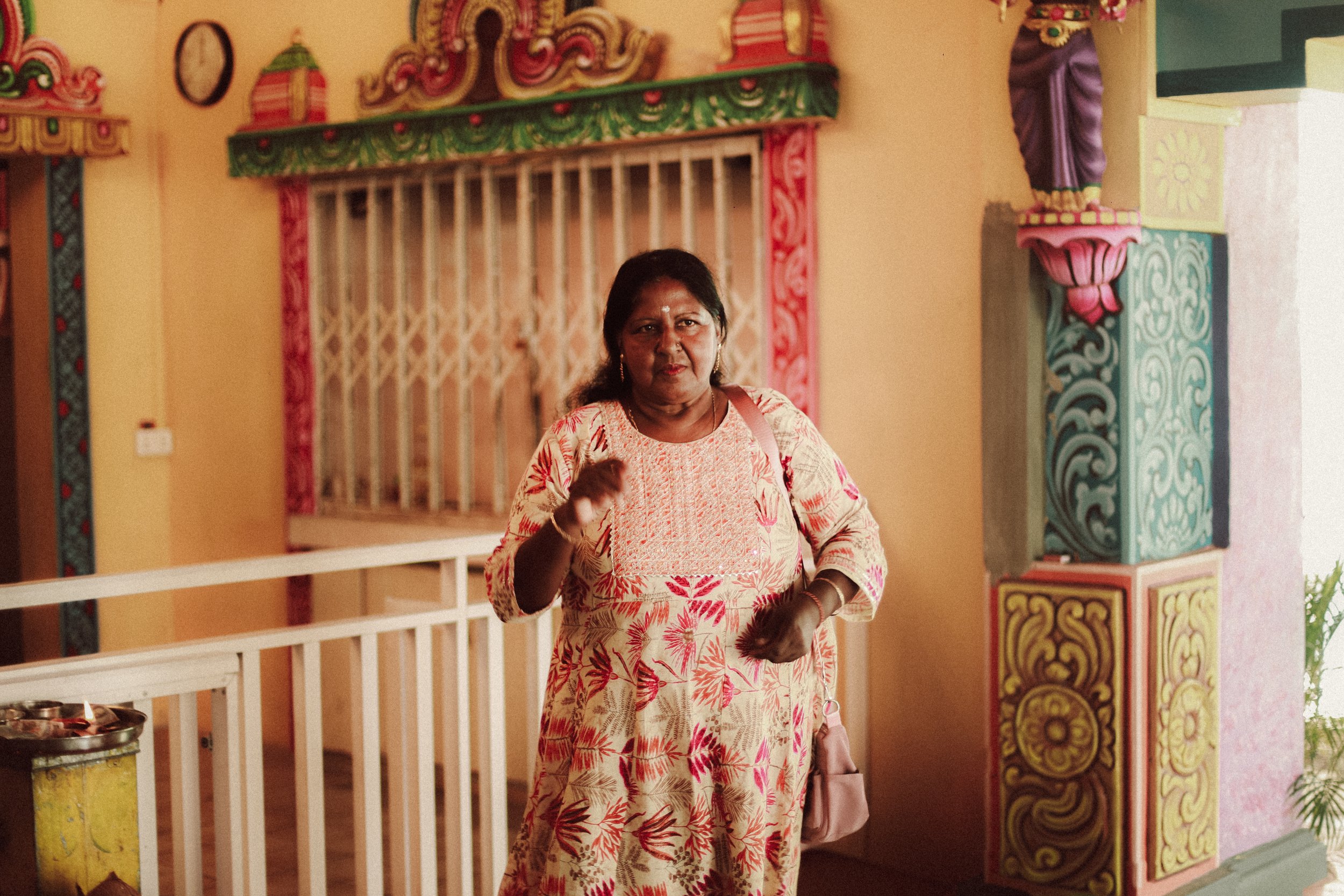 Plongez dans un mariage tamoul à l’île Maurice au temple Sri Mariamman Thirukovil Berthaud à Quatre-Bornes : une cérémonie authentique, colorée et riche en émotions, idéale pour un destination wedding unique.