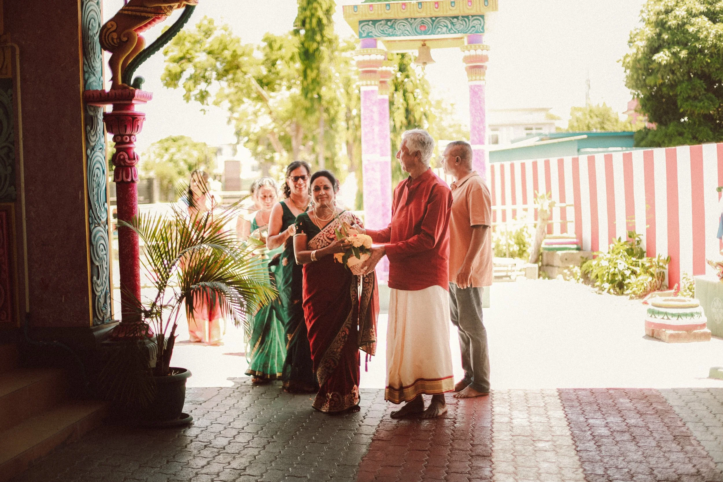 Plongez dans un mariage tamoul à l’île Maurice au temple Sri Mariamman Thirukovil Berthaud à Quatre-Bornes : une cérémonie authentique, colorée et riche en émotions, idéale pour un destination wedding unique.