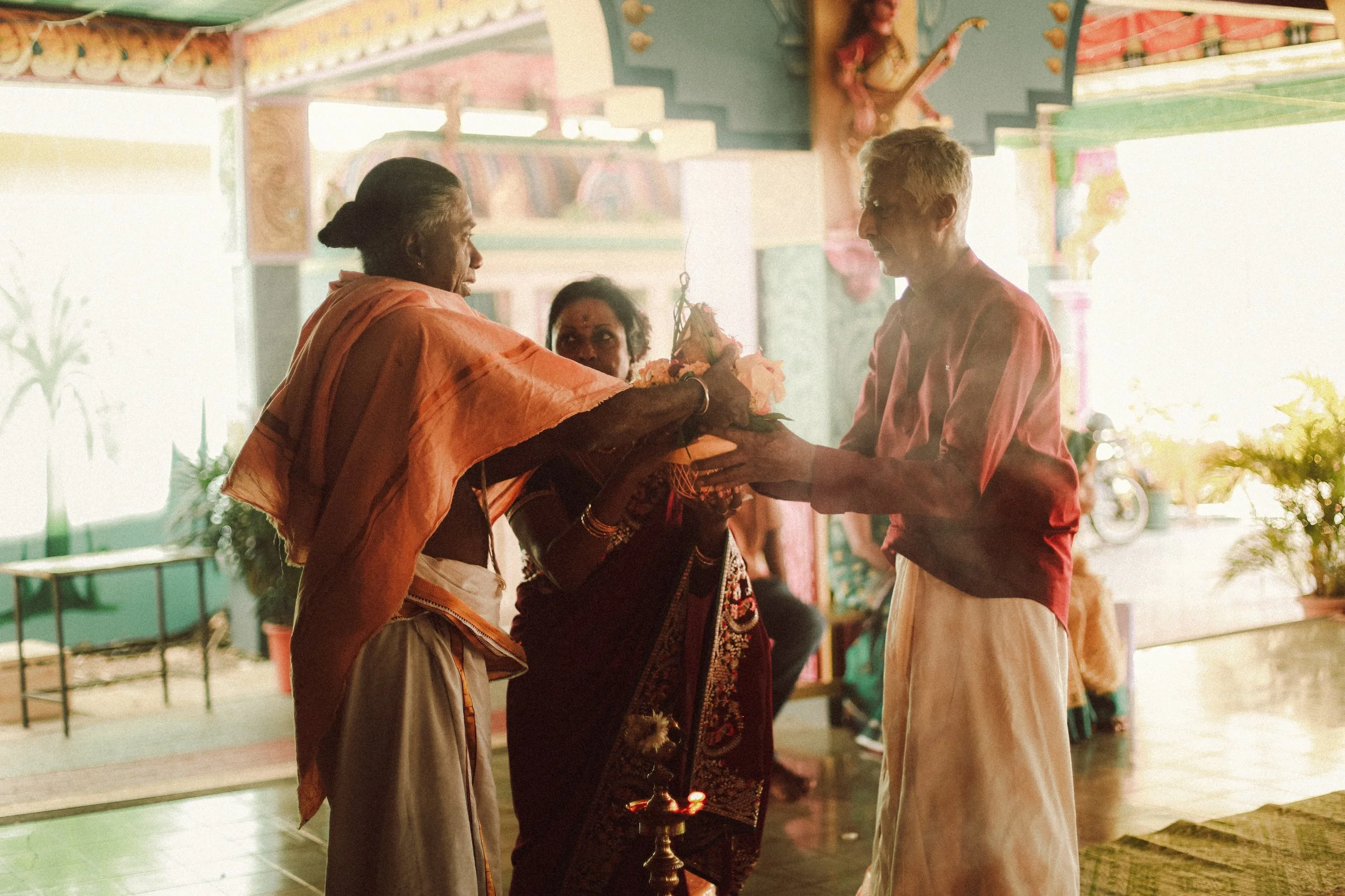 Plongez dans un mariage tamoul à l’île Maurice au temple Sri Mariamman Thirukovil Berthaud à Quatre-Bornes : une cérémonie authentique, colorée et riche en émotions, idéale pour un destination wedding unique.