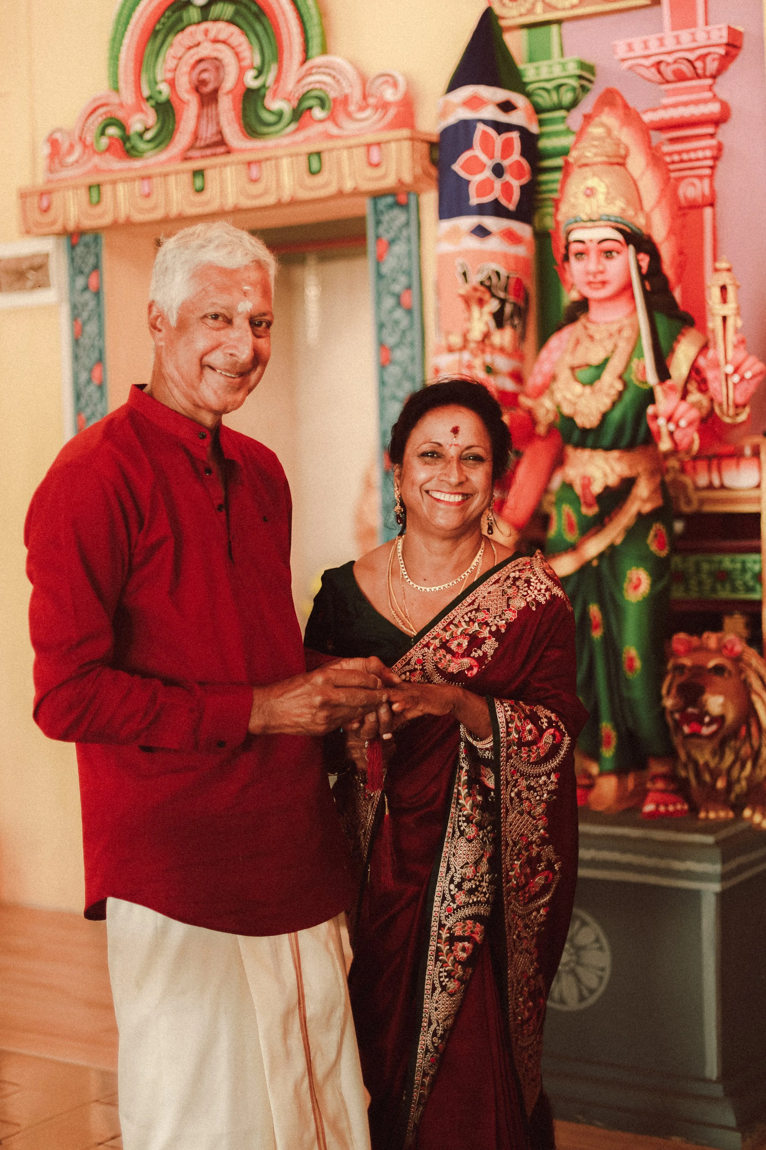 Plongez dans un mariage tamoul à l’île Maurice au temple Sri Mariamman Thirukovil Berthaud à Quatre-Bornes : une cérémonie authentique, colorée et riche en émotions, idéale pour un destination wedding unique.