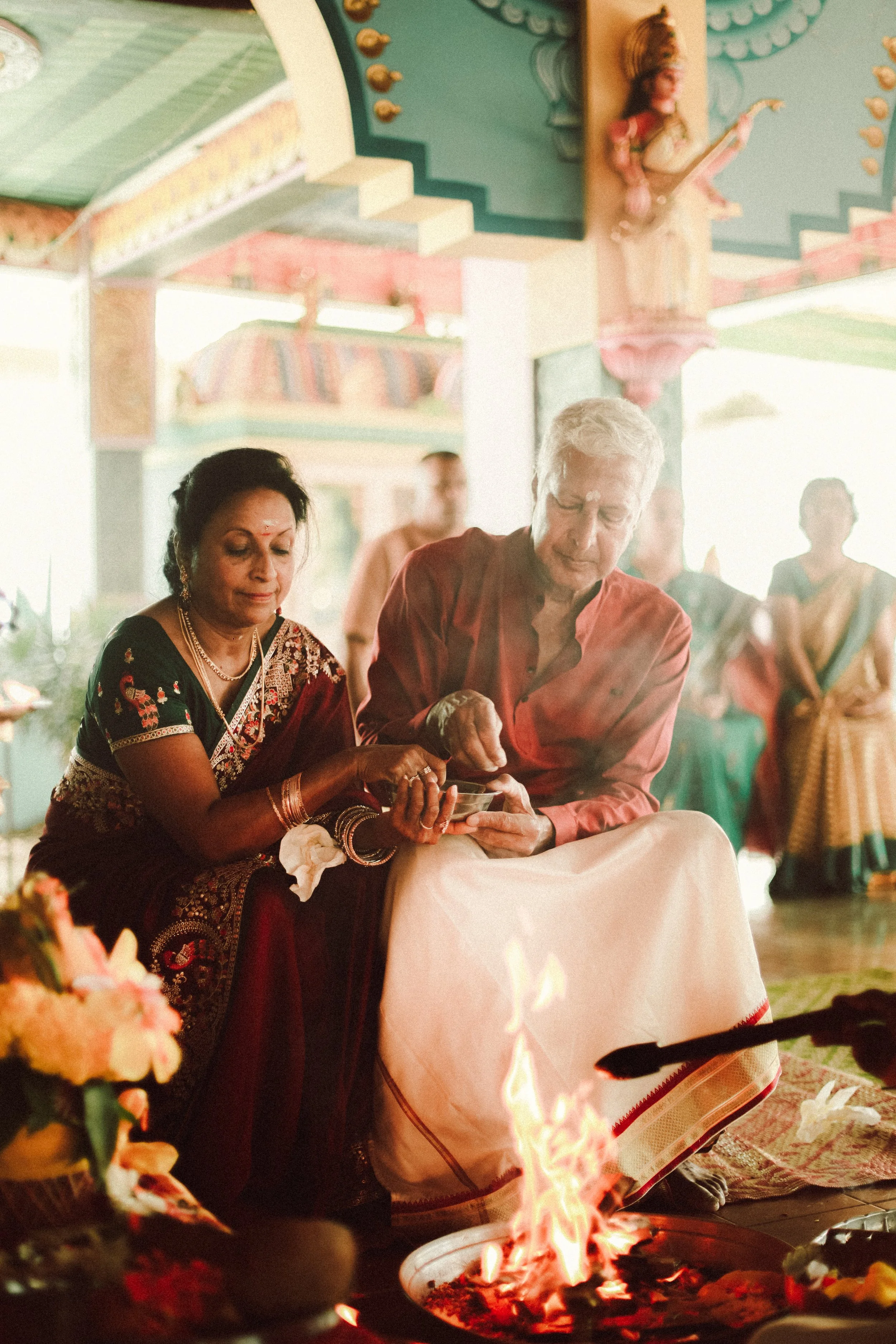 Plongez dans un mariage tamoul à l’île Maurice au temple Sri Mariamman Thirukovil Berthaud à Quatre-Bornes : une cérémonie authentique, colorée et riche en émotions, idéale pour un destination wedding unique.