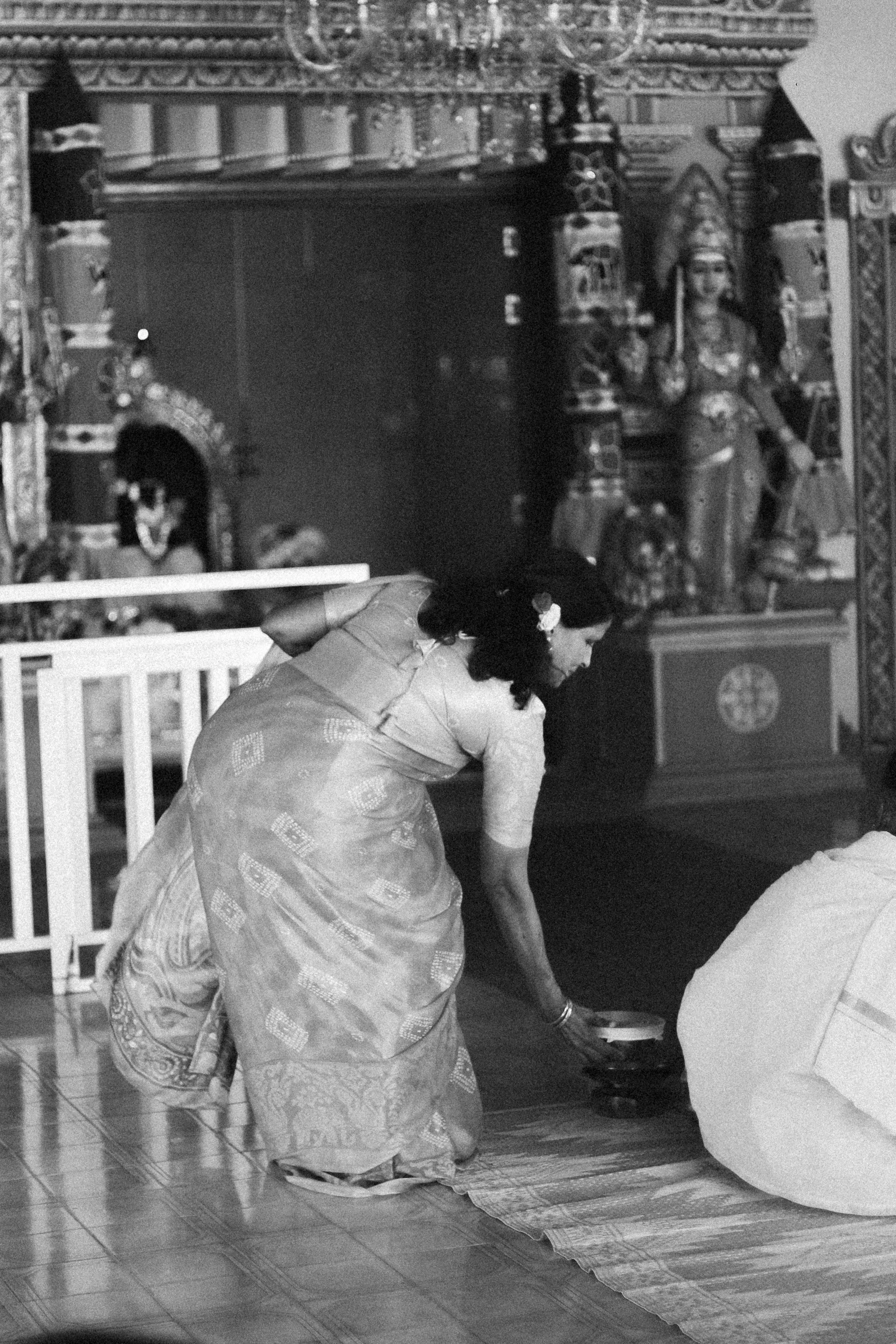 Plongez dans un mariage tamoul à l’île Maurice au temple Sri Mariamman Thirukovil Berthaud à Quatre-Bornes : une cérémonie authentique, colorée et riche en émotions, idéale pour un destination wedding unique.
