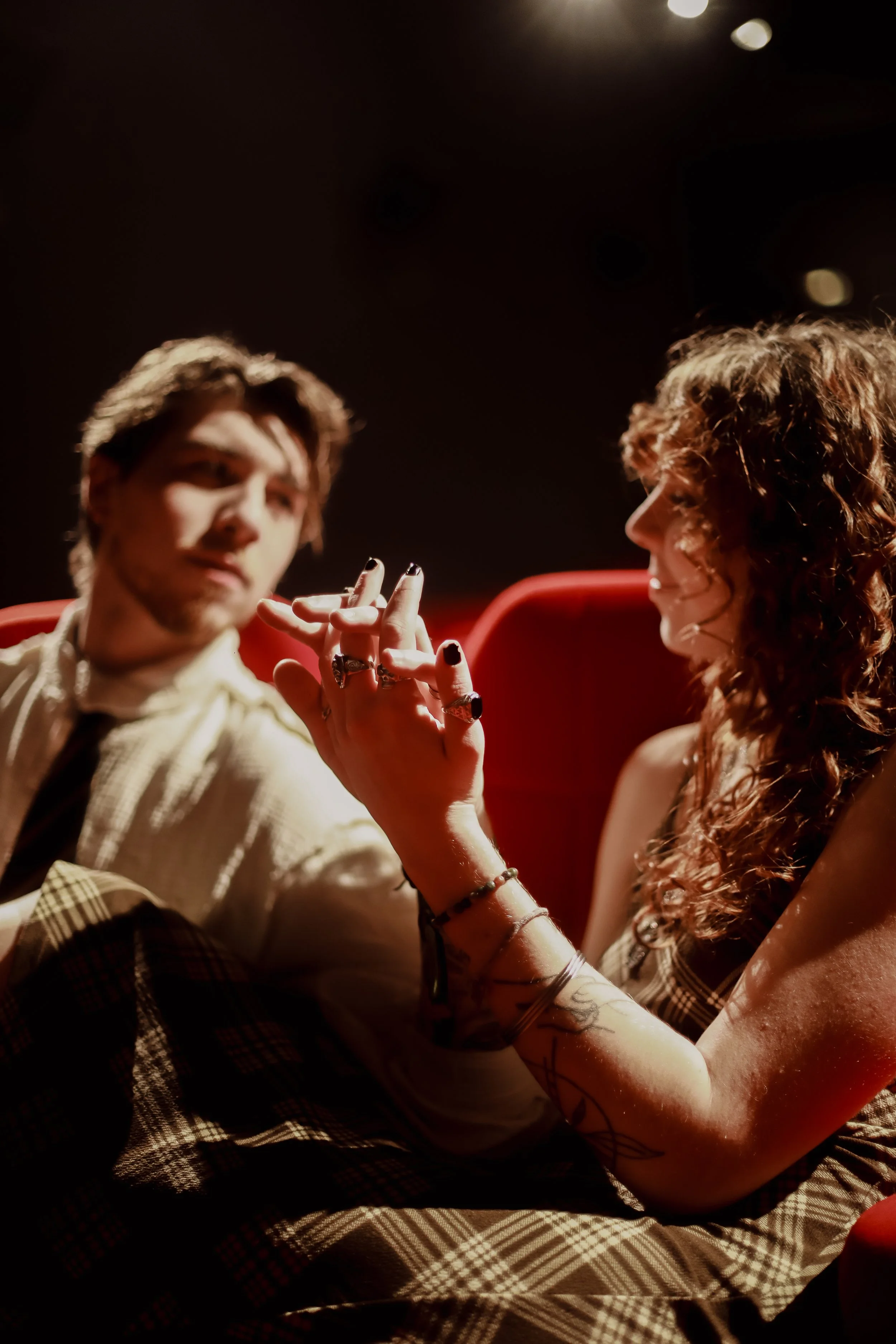 Séance photo Saint-Valentin à Cherbourg dans un cinéma : offrez-vous un moment romantique et original à deux, et repartez avec des souvenirs authentiques capturés par votre photographe professionnelle à Cherbourg.