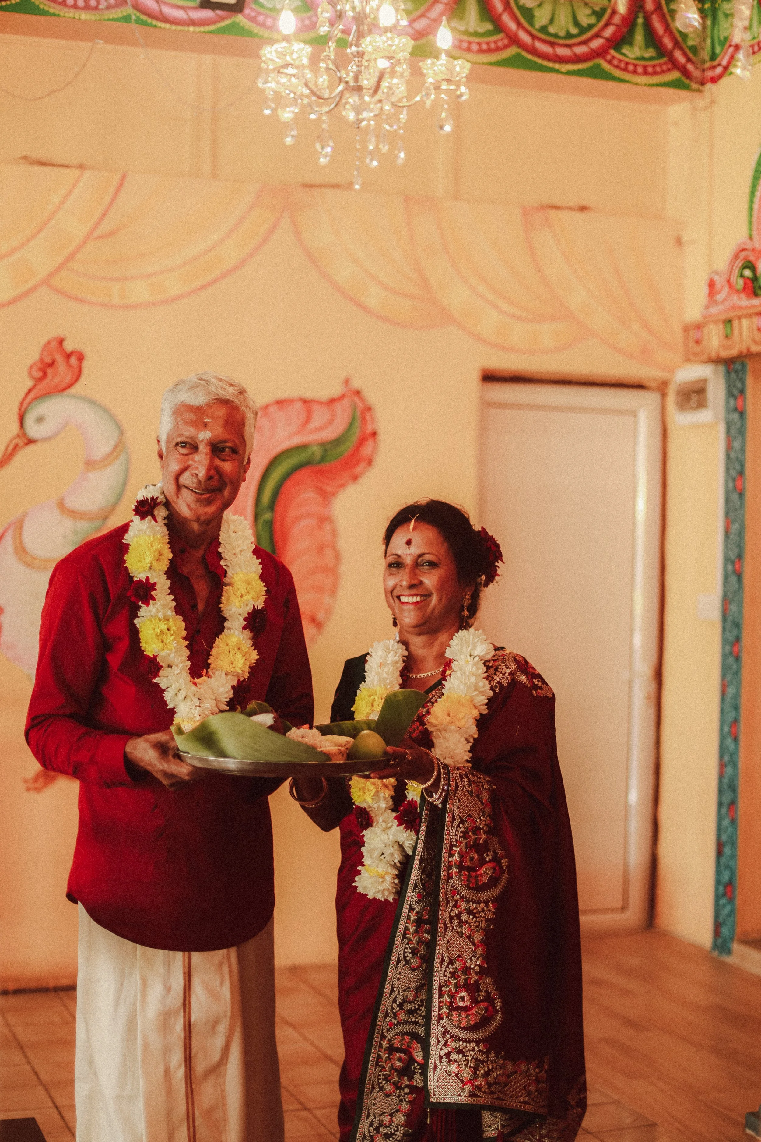 Plongez dans un mariage tamoul à l’île Maurice au temple Sri Mariamman Thirukovil Berthaud à Quatre-Bornes : une cérémonie authentique, colorée et riche en émotions, idéale pour un destination wedding unique.