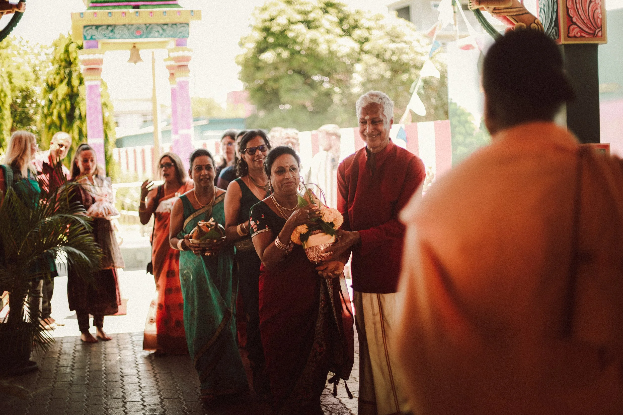 Plongez dans un mariage tamoul à l’île Maurice au temple Sri Mariamman Thirukovil Berthaud à Quatre-Bornes : une cérémonie authentique, colorée et riche en émotions, idéale pour un destination wedding unique.