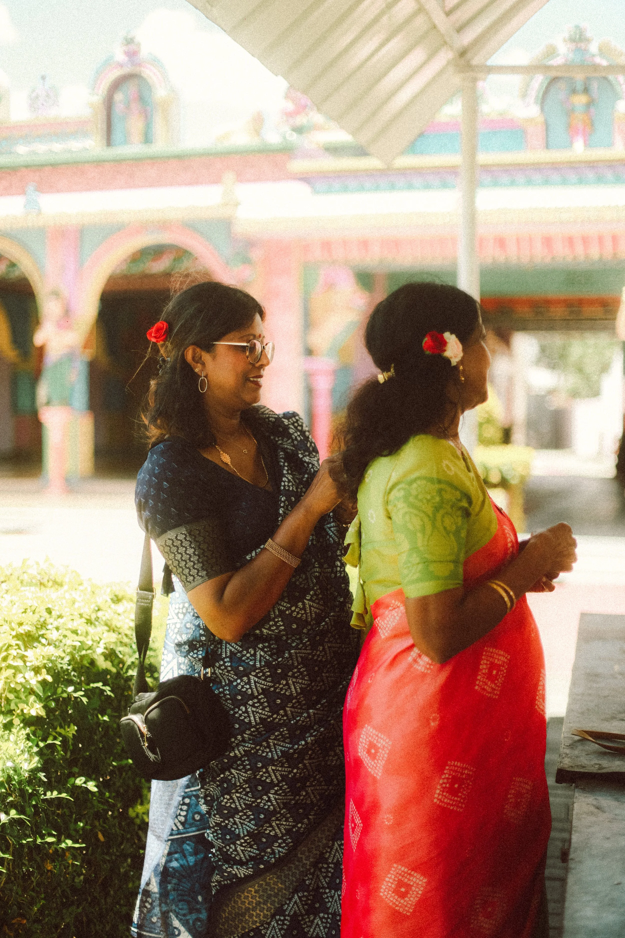 Plongez dans un mariage tamoul à l’île Maurice au temple Sri Mariamman Thirukovil Berthaud à Quatre-Bornes : une cérémonie authentique, colorée et riche en émotions, idéale pour un destination wedding unique.