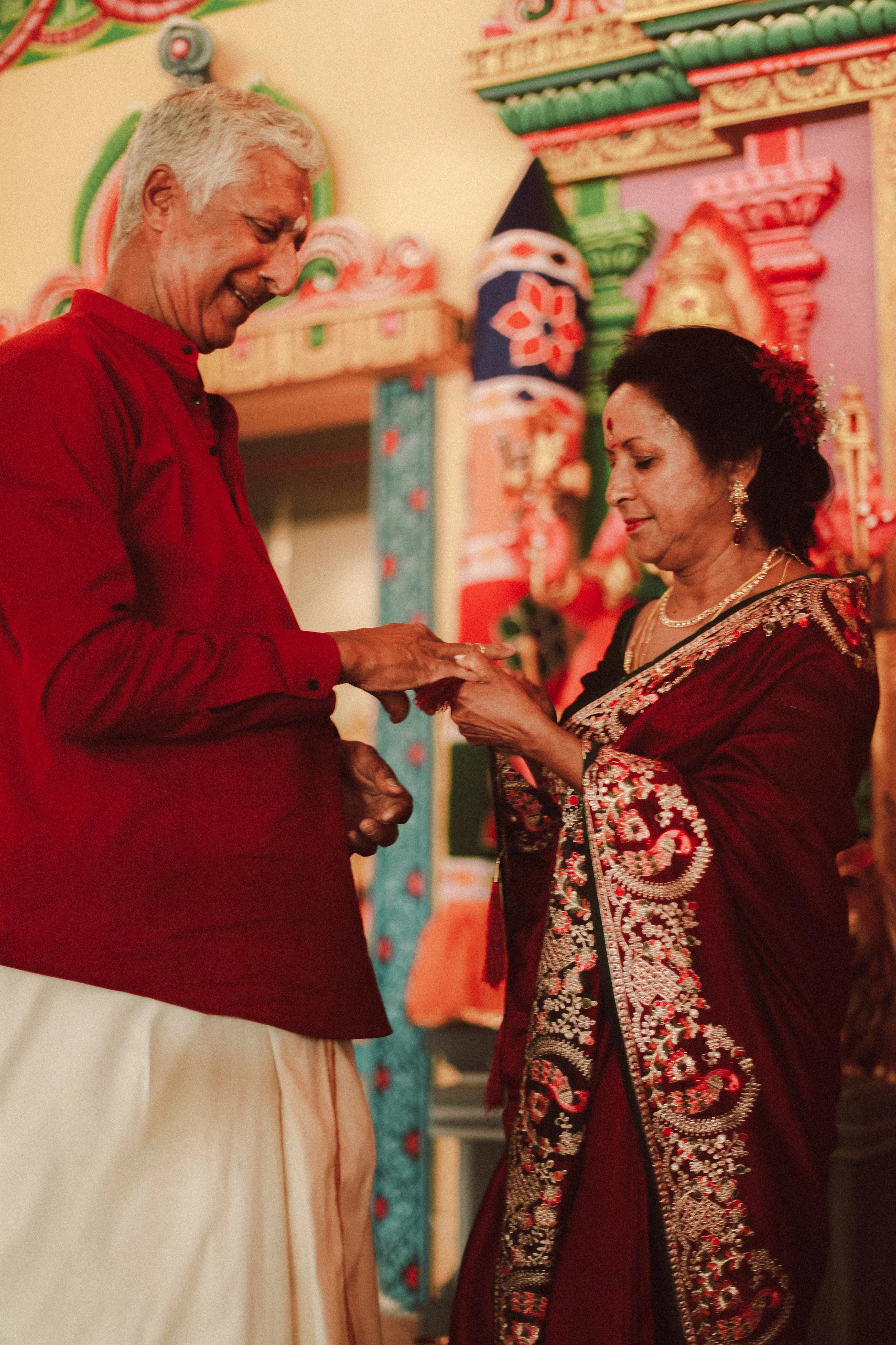 Plongez dans un mariage tamoul à l’île Maurice au temple Sri Mariamman Thirukovil Berthaud à Quatre-Bornes : une cérémonie authentique, colorée et riche en émotions, idéale pour un destination wedding unique.