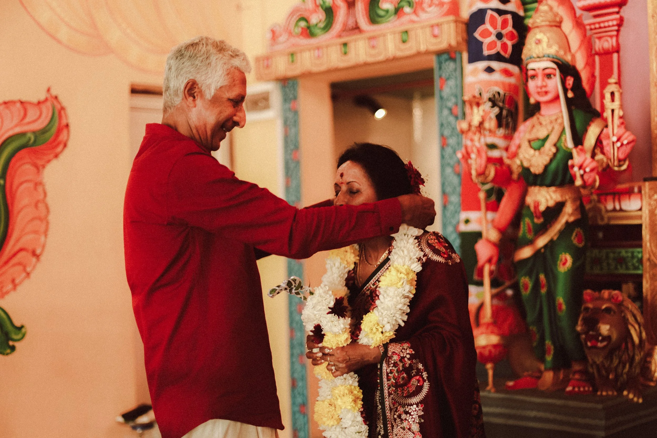 Plongez dans un mariage tamoul à l’île Maurice au temple Sri Mariamman Thirukovil Berthaud à Quatre-Bornes : une cérémonie authentique, colorée et riche en émotions, idéale pour un destination wedding unique.