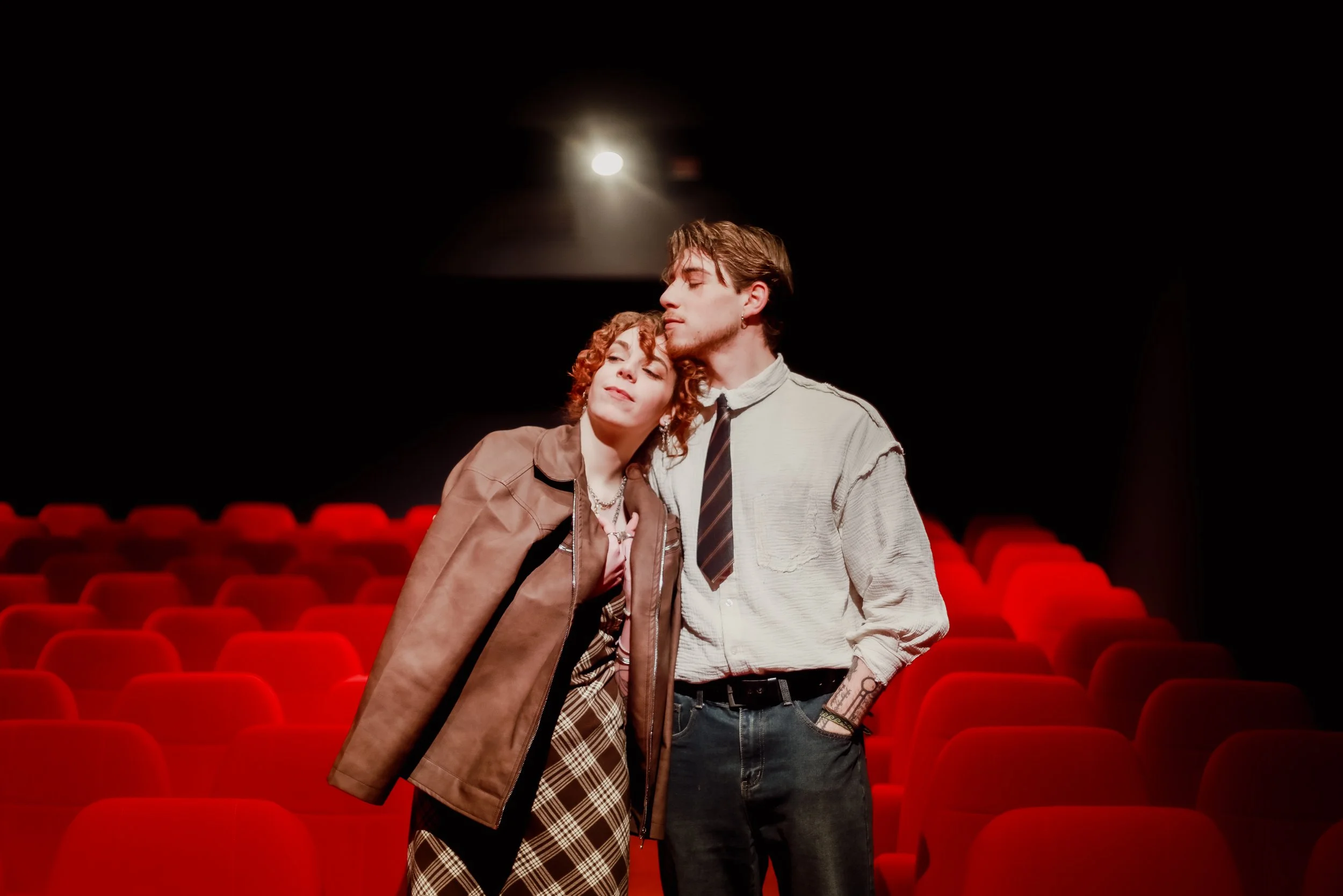 Séance photo Saint-Valentin à Cherbourg dans un cinéma : offrez-vous un moment romantique et original à deux, et repartez avec des souvenirs authentiques capturés par votre photographe professionnelle à Cherbourg.
