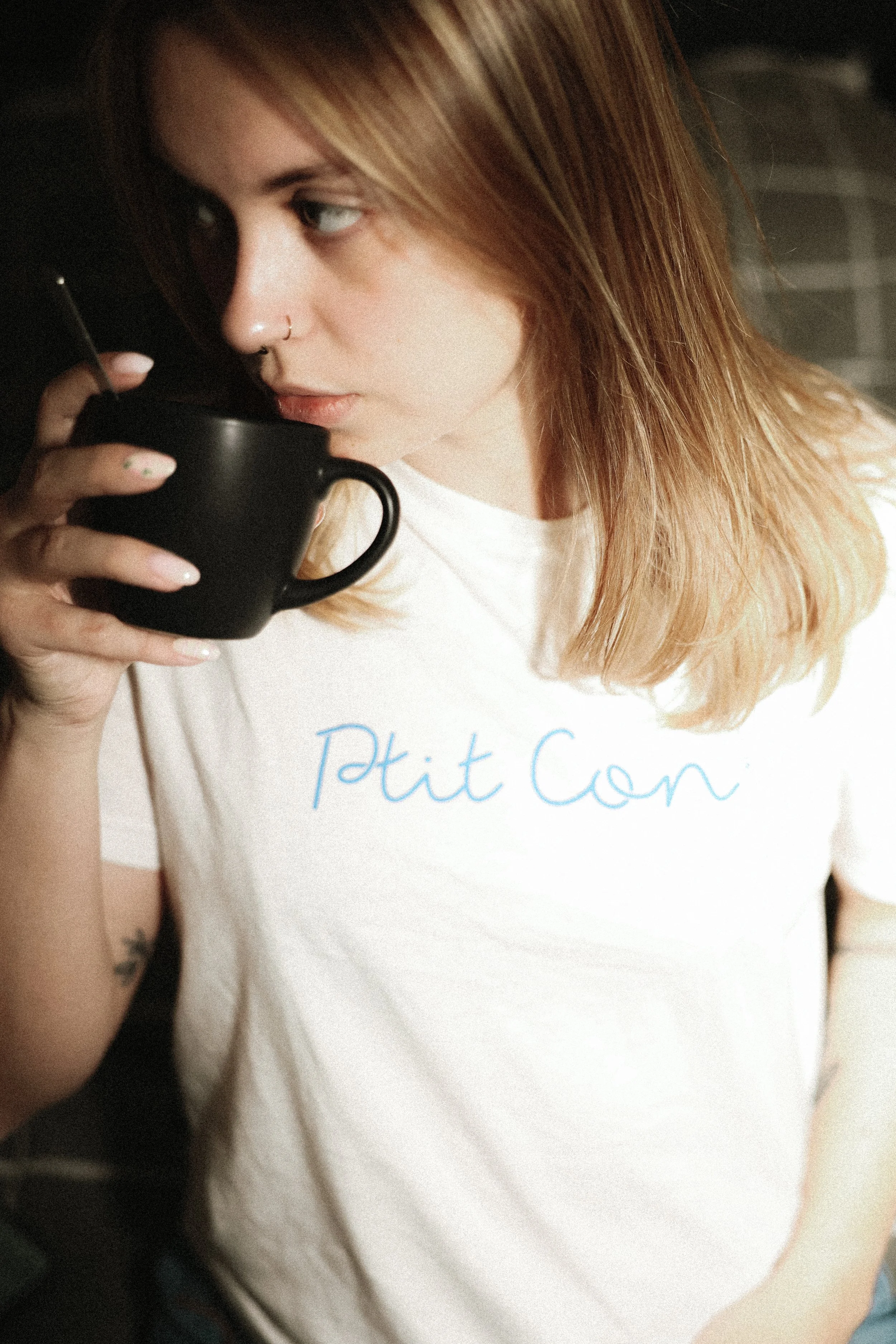 portrait d'une femme en couleur avec une tasse de café, photographie vintage, au flash, à domicile, en Normandie