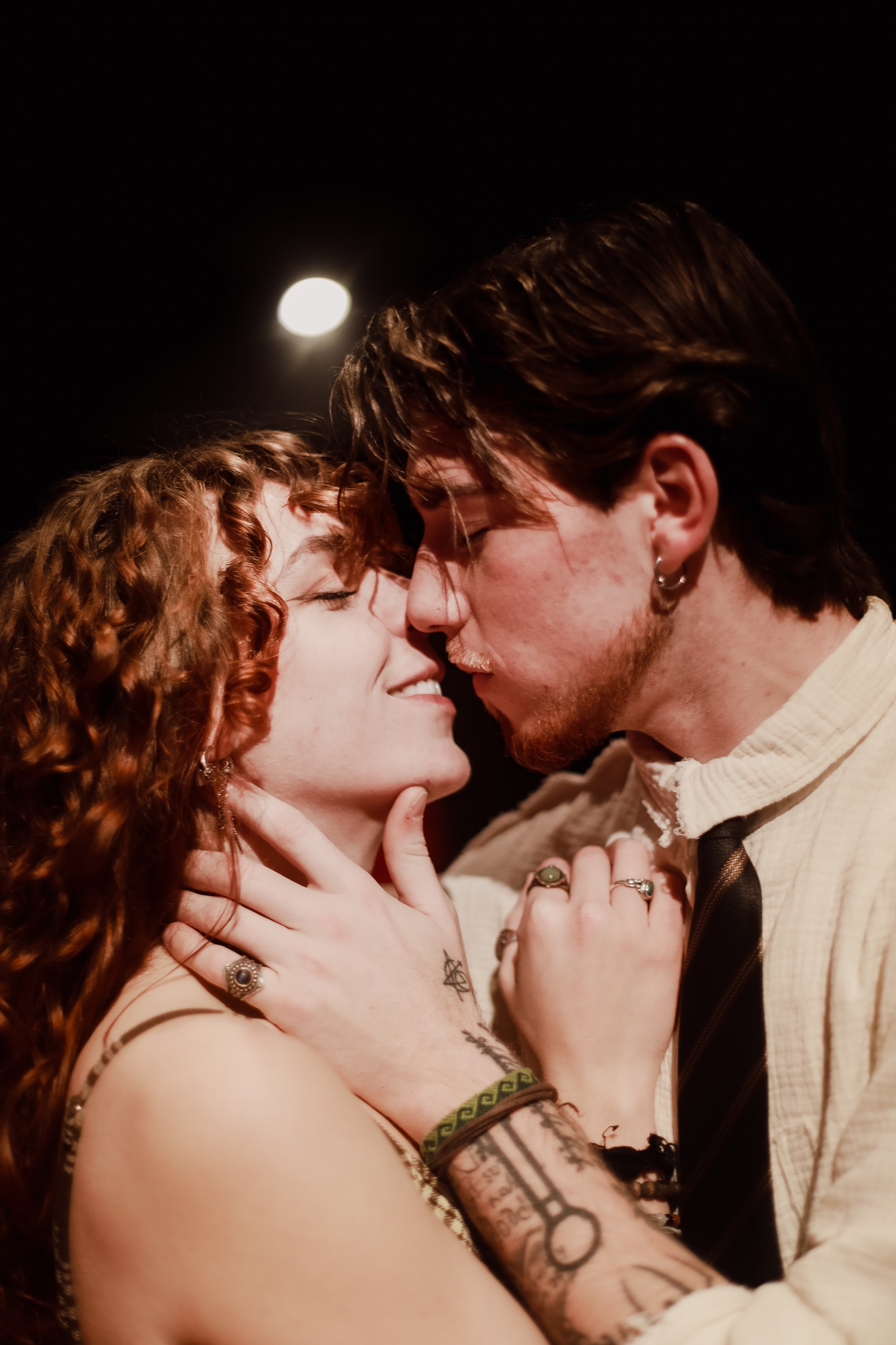 Séance photo Saint-Valentin à Cherbourg dans un cinéma : offrez-vous un moment romantique et original à deux, et repartez avec des souvenirs authentiques capturés par votre photographe professionnelle à Cherbourg.