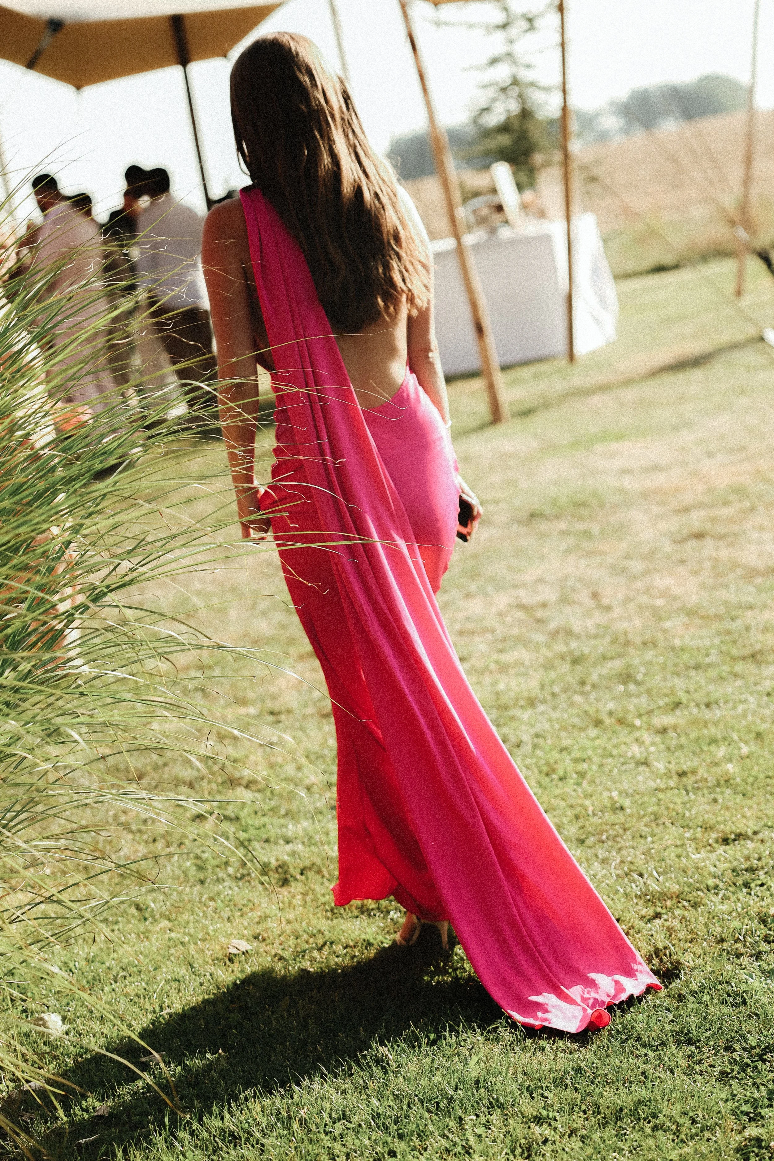 Femme portant un sari rose à une fête en plein air