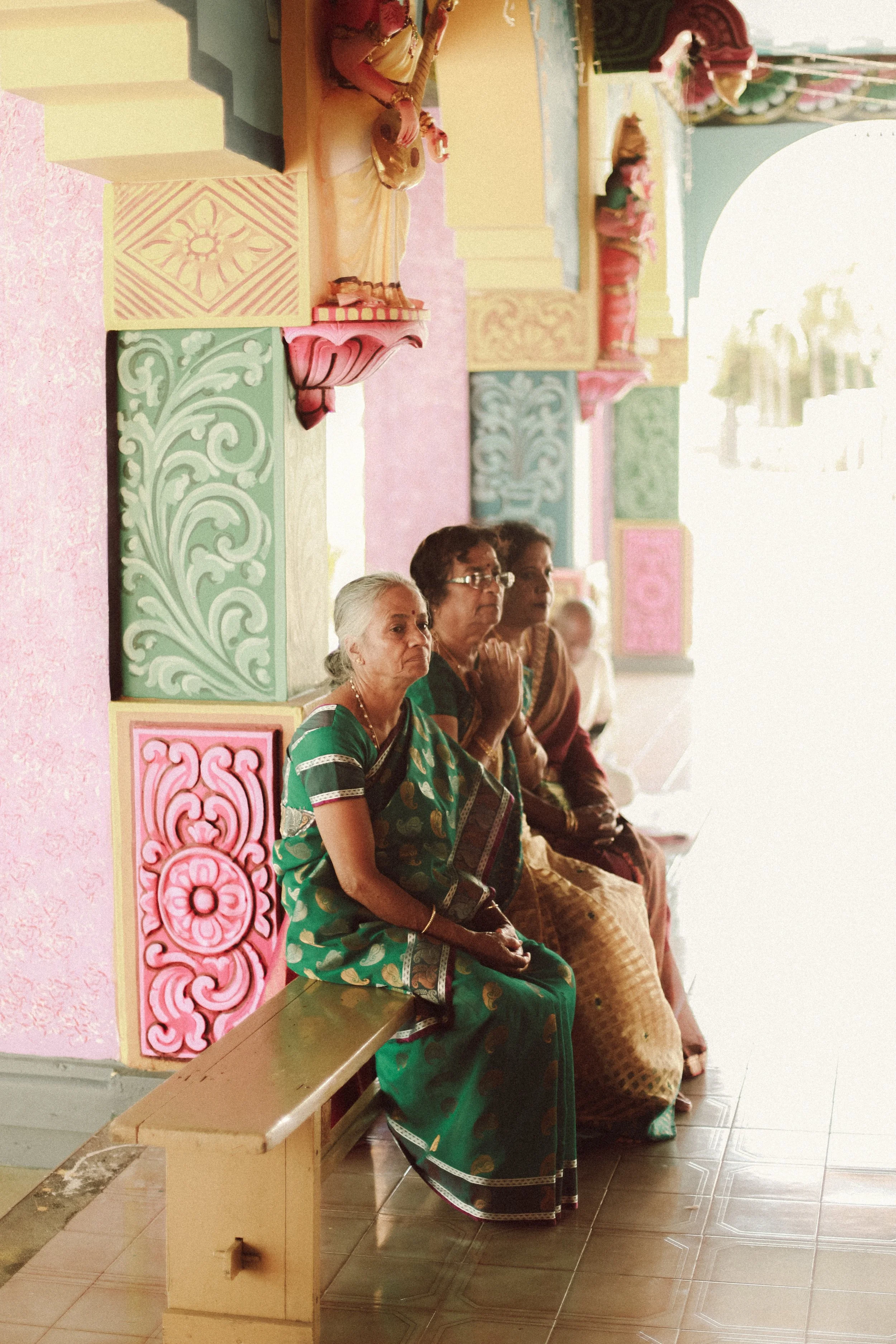Plongez dans un mariage tamoul à l’île Maurice au temple Sri Mariamman Thirukovil Berthaud à Quatre-Bornes : une cérémonie authentique, colorée et riche en émotions, idéale pour un destination wedding unique.